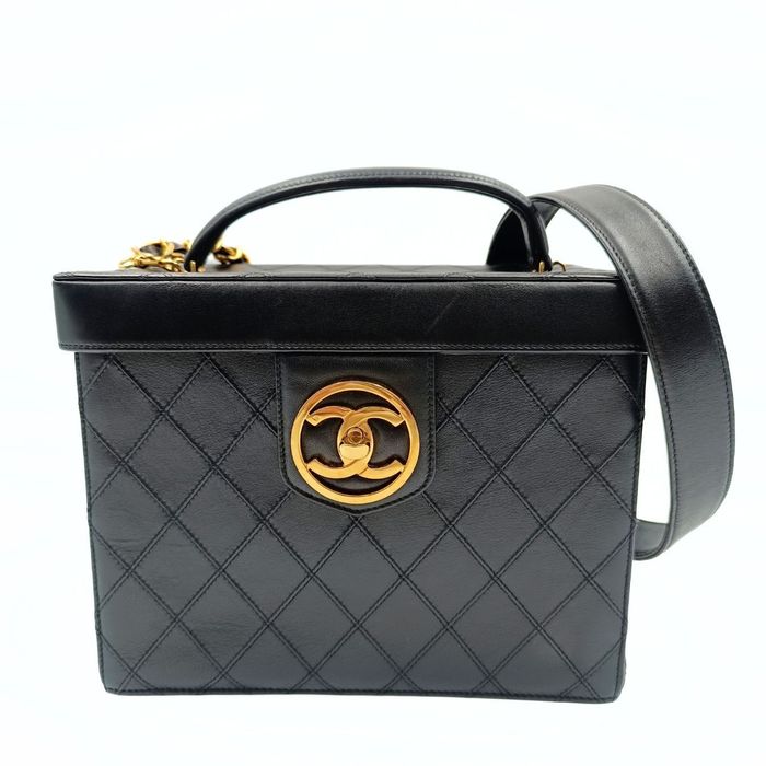 Chanel Chanel quilted cosmetic bag in black leather and gold chain