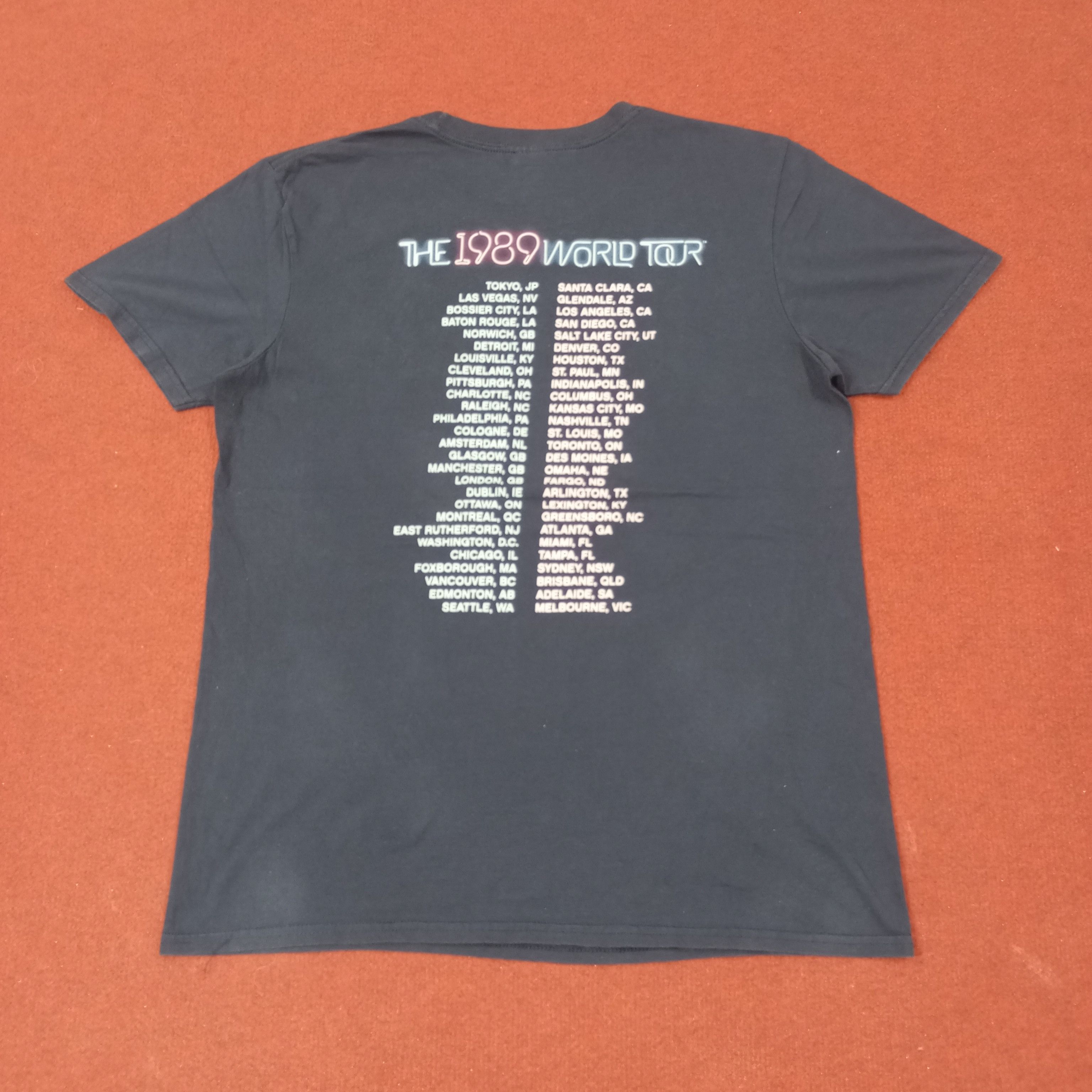 Band Tees Taylor Swift Singer Music Tour Tshirt c223n48 Size US L / EU 52-54 / 3 - 7 Thumbnail