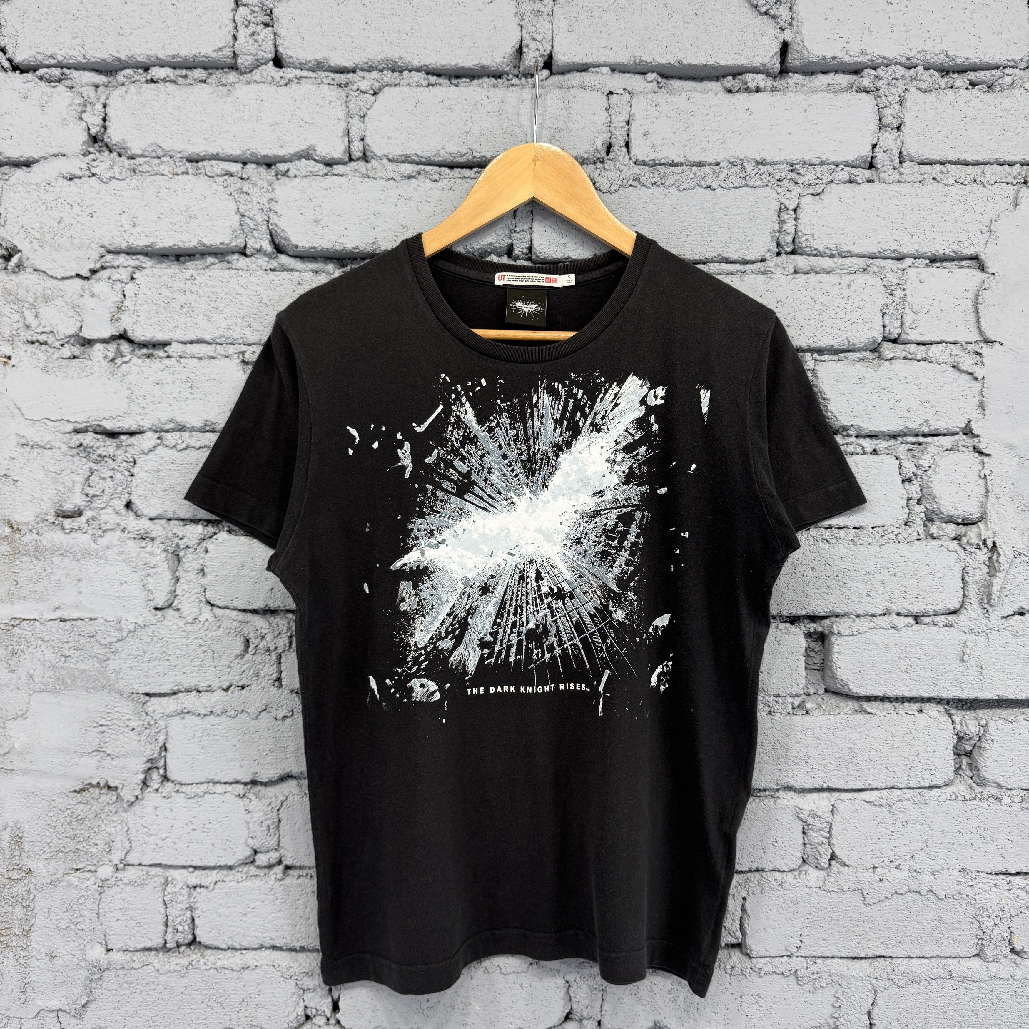 Uniqlo Uniqlo X Batman The Dark Knight Rises Movie Promo Tshirt Size US S / EU 44-46 / 1 - 1 Thumbnail
