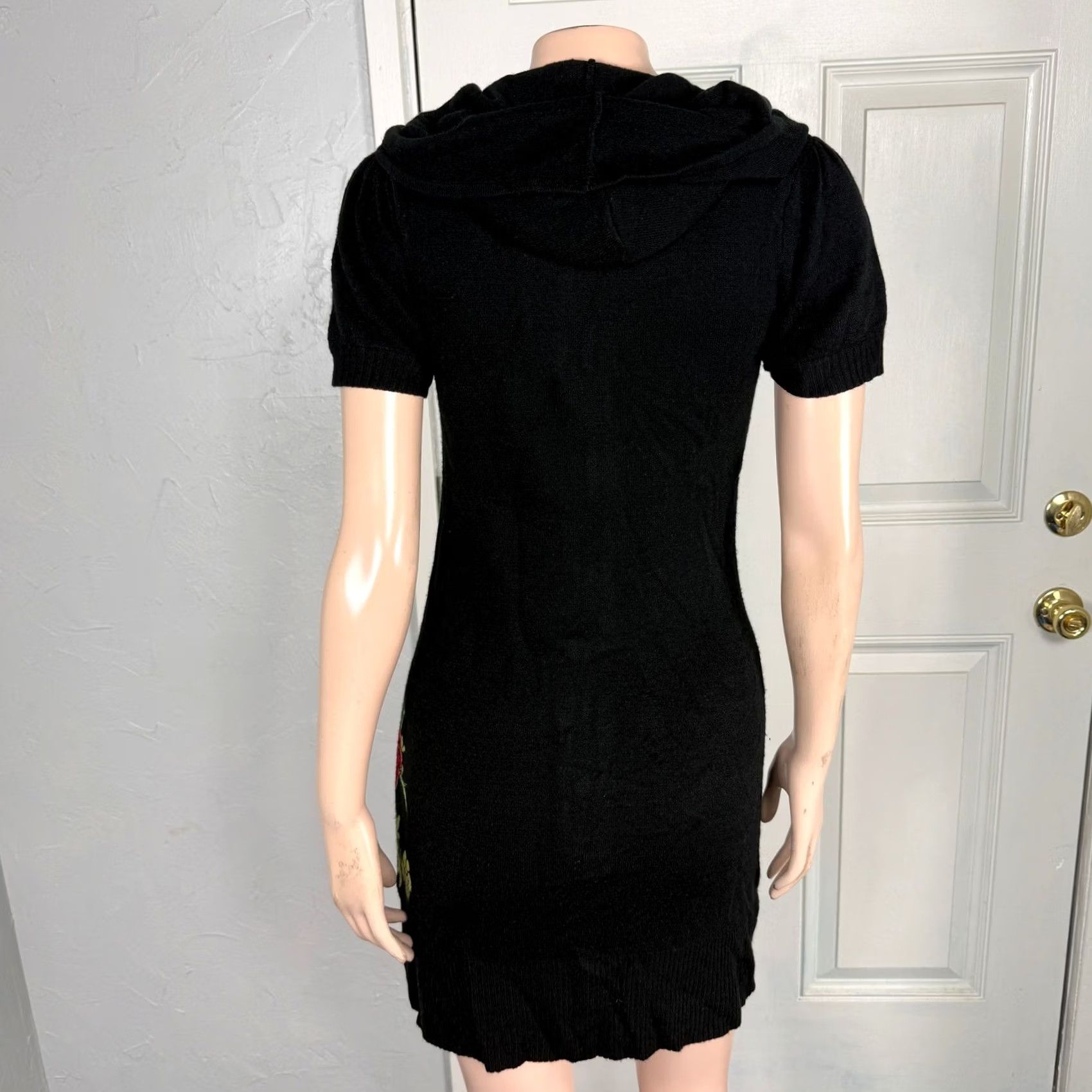 Vintage VINTAGE Floral Y2K Gramm Sweater Dress M Hooded Zip Knit Acrylic Pockets 90s Black Womens Short Sleeve Crew Neck Mini Casual (Bust 32" w/ stretch) Size M / US 6-8 / IT 42-44 - 4 Thumbnail