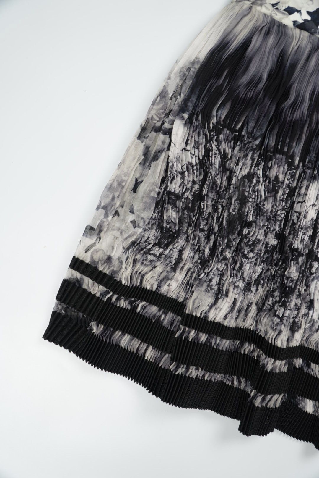 Jean Paul Gaultier Jean Paul Gaultier Maille Femme Balck & White Pleated Skirt Size 26" / US 2 / IT 38 - 3 Thumbnail