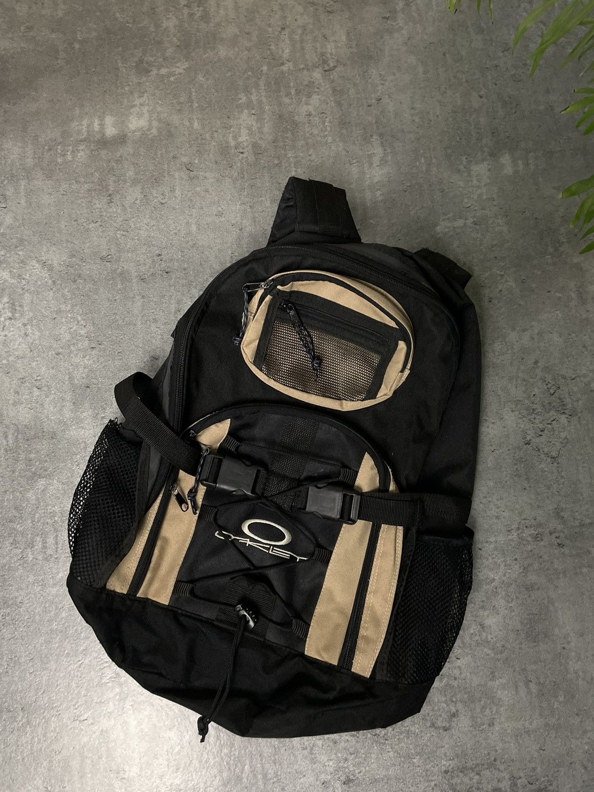 Oakley × Vintage Vintage 90’s Oakley Bagpack Size ONE SIZE - 1 Thumbnail