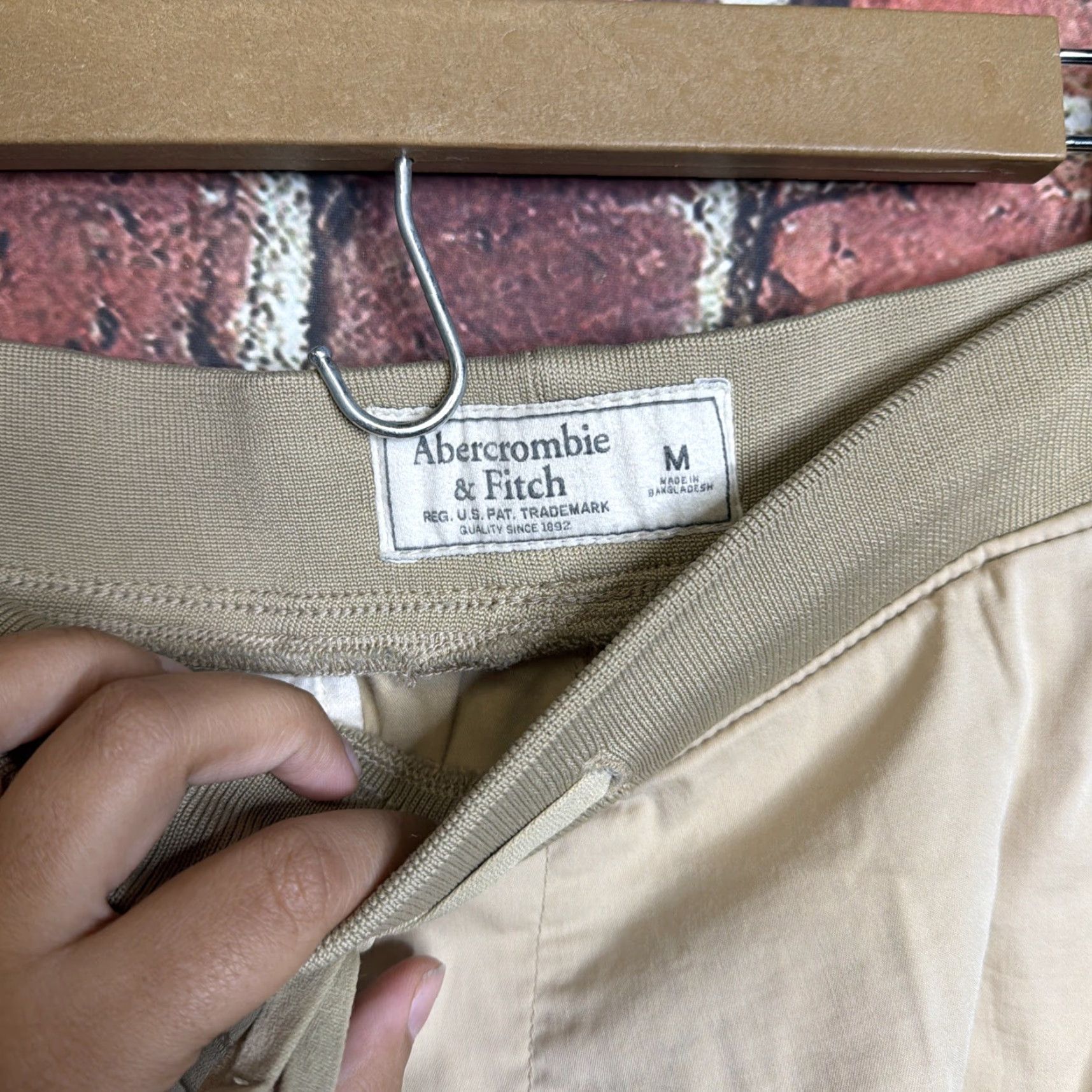 Abercrombie & Fitch Abercrombie & Fitch Shorts Mens M Beige Cotton Nylon Pull On Elastic Waist Athletic Chino Pocket Slash Pocket Breathable Lightweight Casual 90s? Size US 31 - 2 Thumbnail