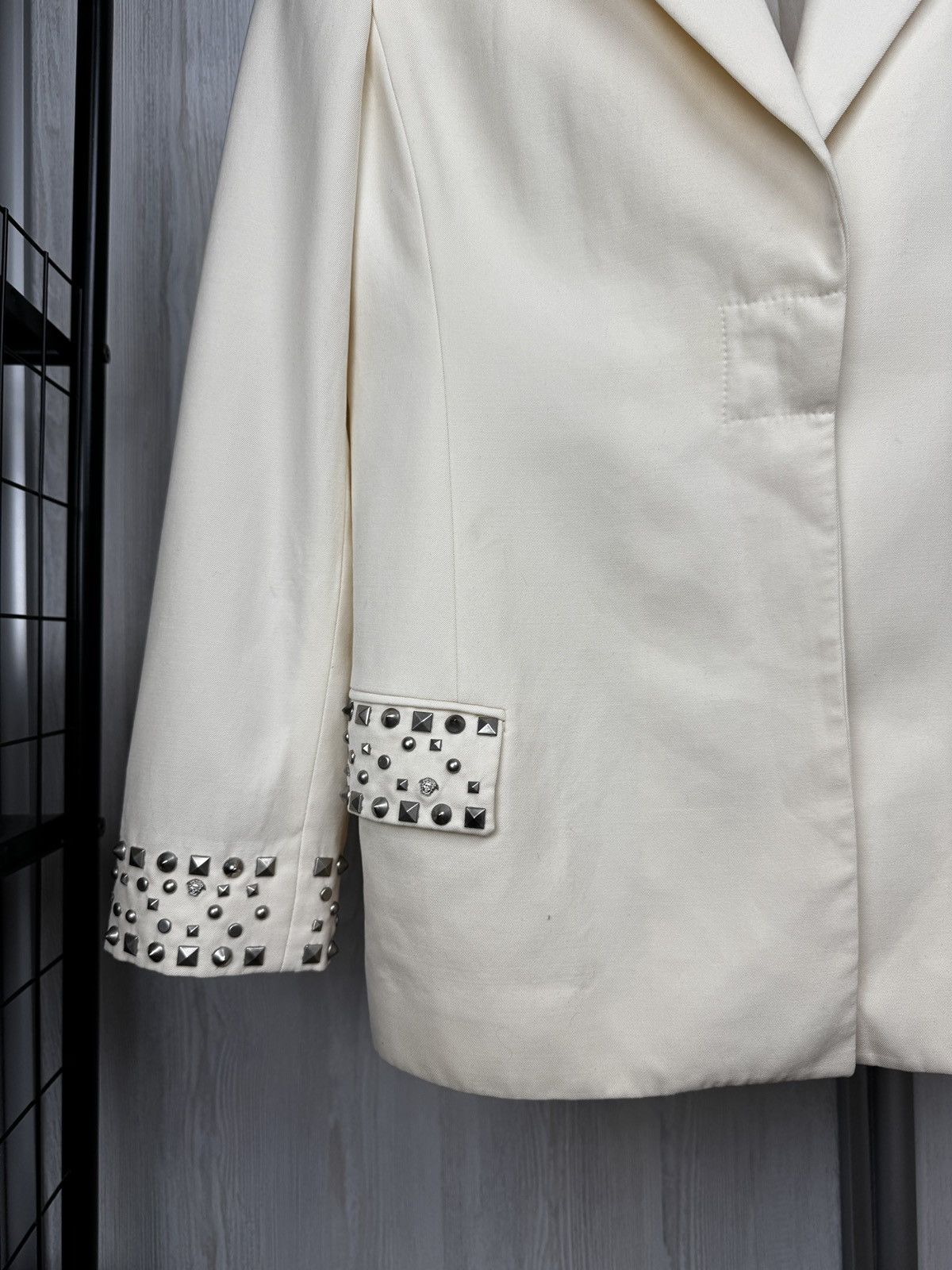 Versace Gianni Versace Couture Italy beige blazer metal logo trims Size M / US 6-8 / IT 42-44 - 4 Thumbnail