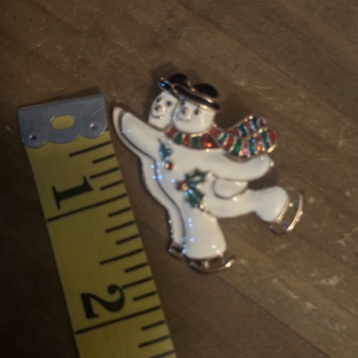 Vintage Vintage enamel ice skating snowmen brooch Size ONE SIZE - 2 Thumbnail