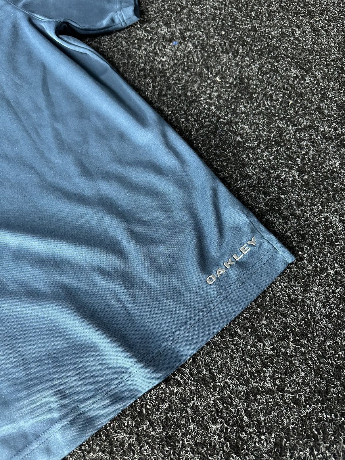 Oakley × Vintage 🚨 VINTAGE OAKLEY LOGO POLO TENNIS BLUE RARE 00s GORPCORE Size US S / EU 44-46 / 1 - 9 Thumbnail