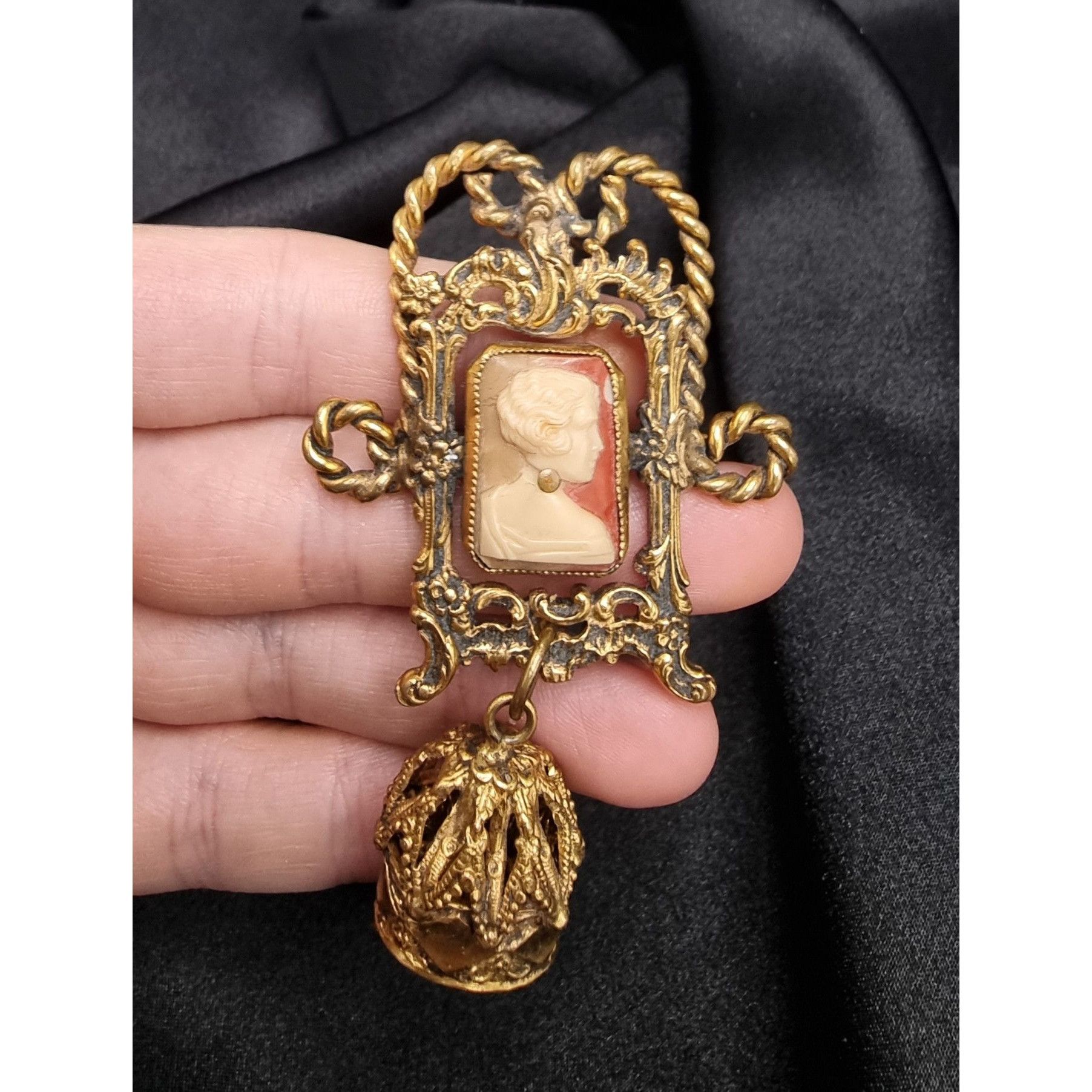 Vintage Antique Vintage 1910's-1940's Cameo Brooch With Tassel & Orn Size ONE SIZE - 5 Thumbnail