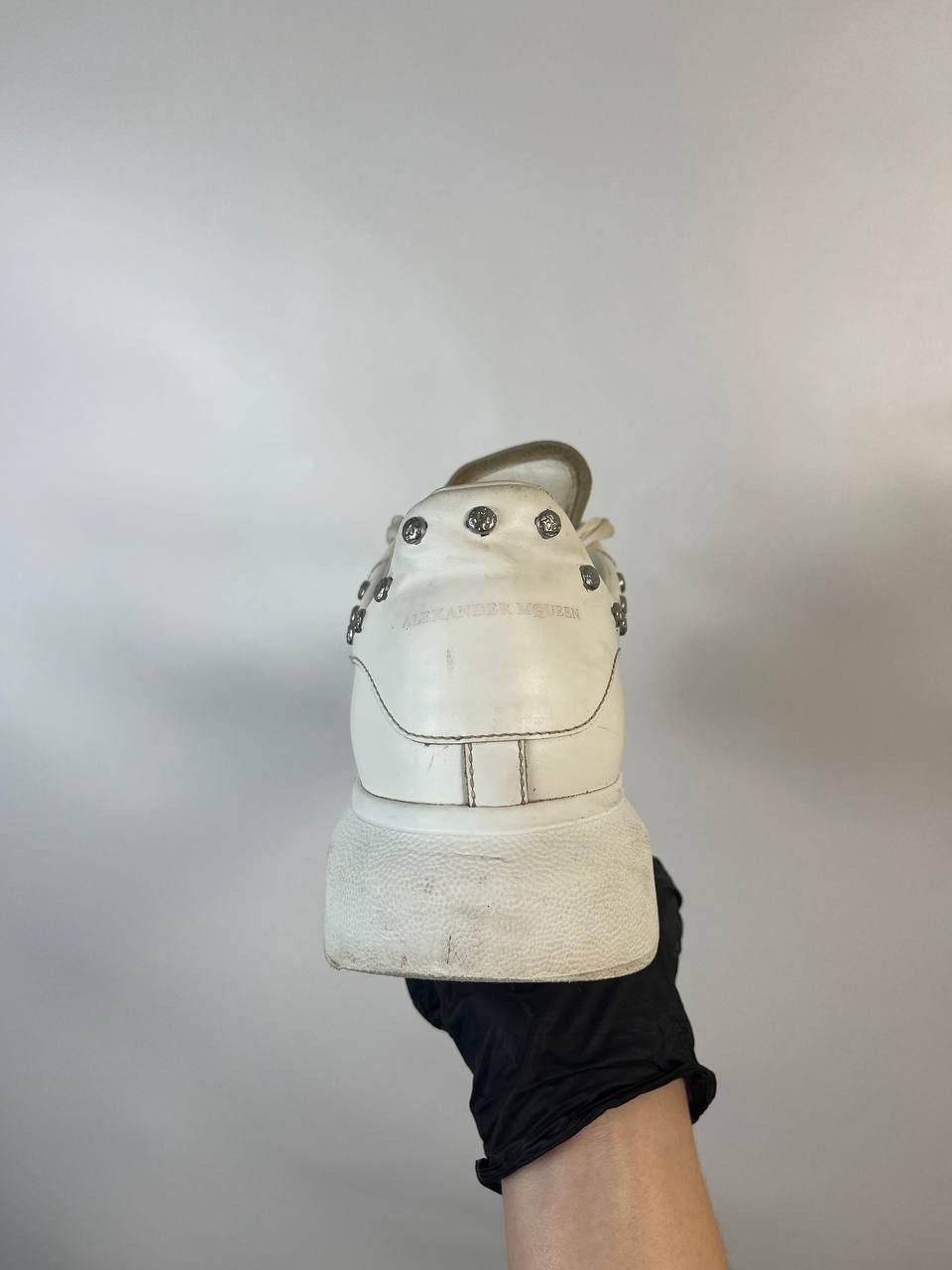 Alexander McQueen Oversised sneaker in white "Alexander Mqueen" size 40 Size US 7 / EU 40 - 9 Thumbnail