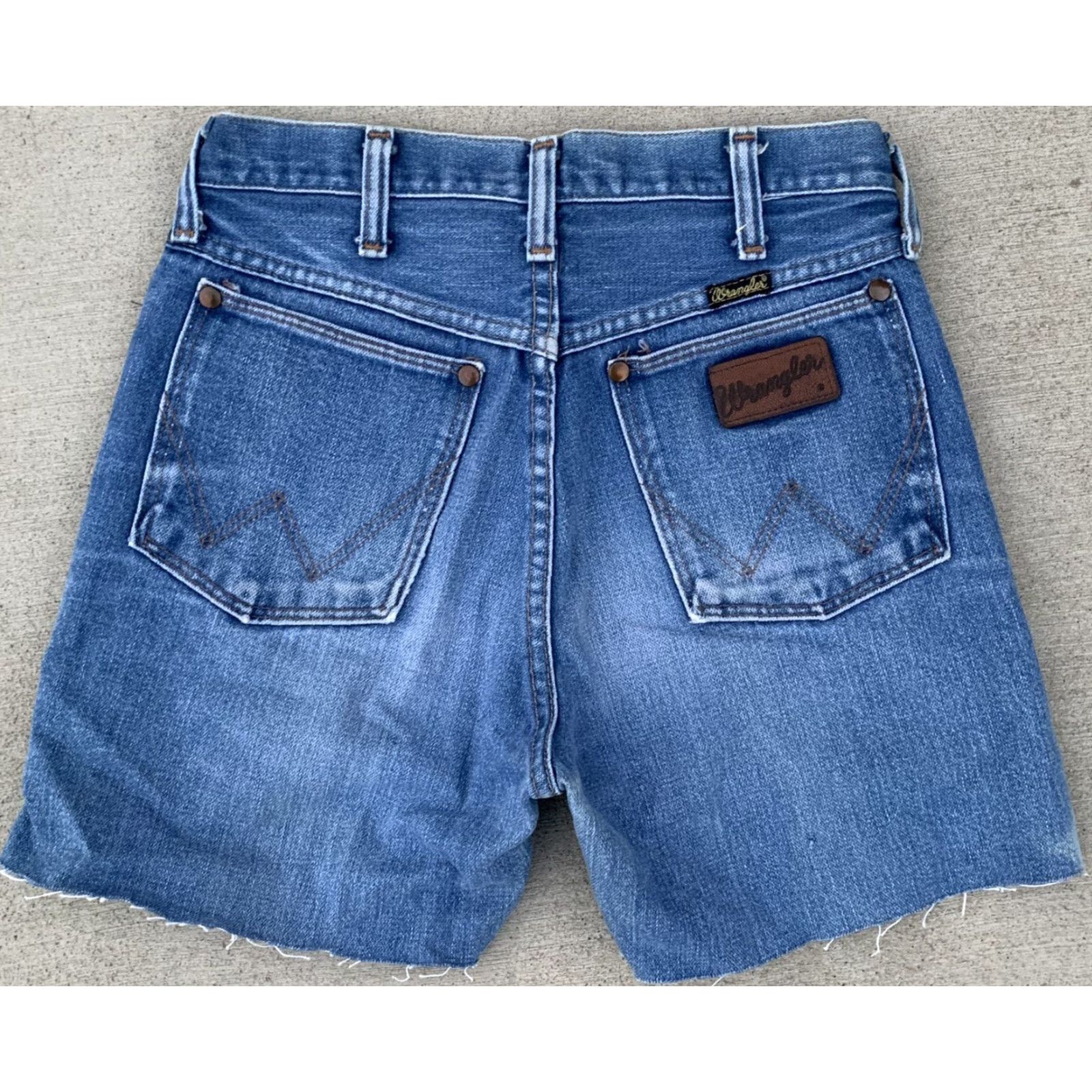 Wrangler VINTAGE Wrangler Jeans shorts western cut offs made in USA Sz 28 27” waist Denim Blue 1970s Rockabilly Mens Womens Size 28" / US 6 / IT 42 - 3 Thumbnail