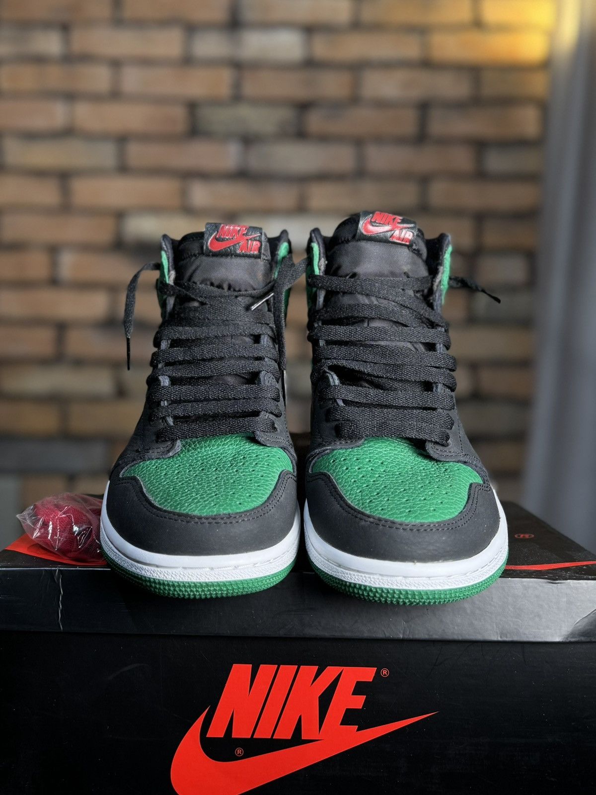 Jordan Brand BOSTON CELTICS JORDAN 1 RETRO HIGH OG PINE Size US 9.5 / EU 42-43 - 2 Thumbnail