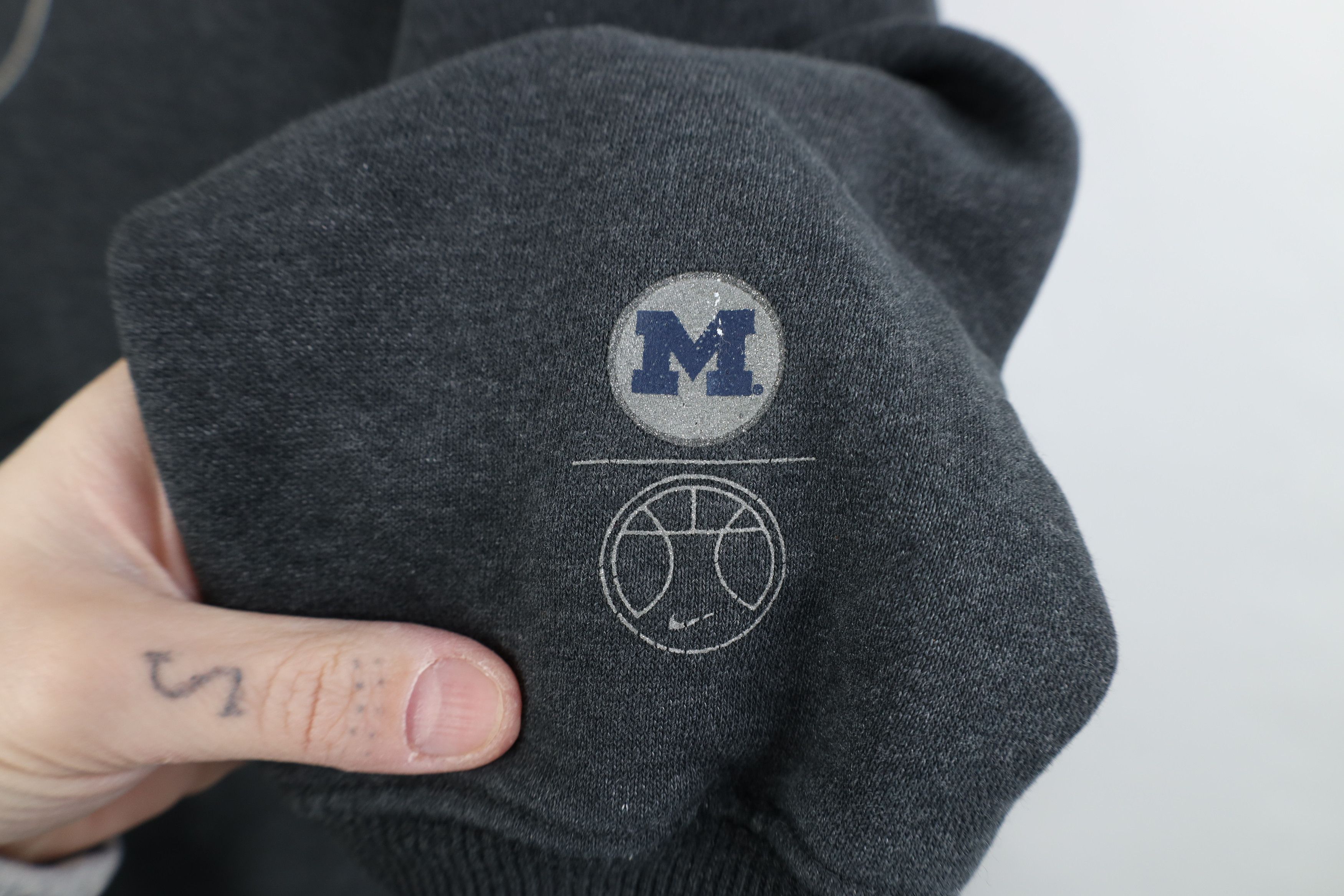 Nike Vintage Nike Swoosh University of Michigan Basketball Hoodie Size US M / EU 48-50 / 2 - 4 Thumbnail