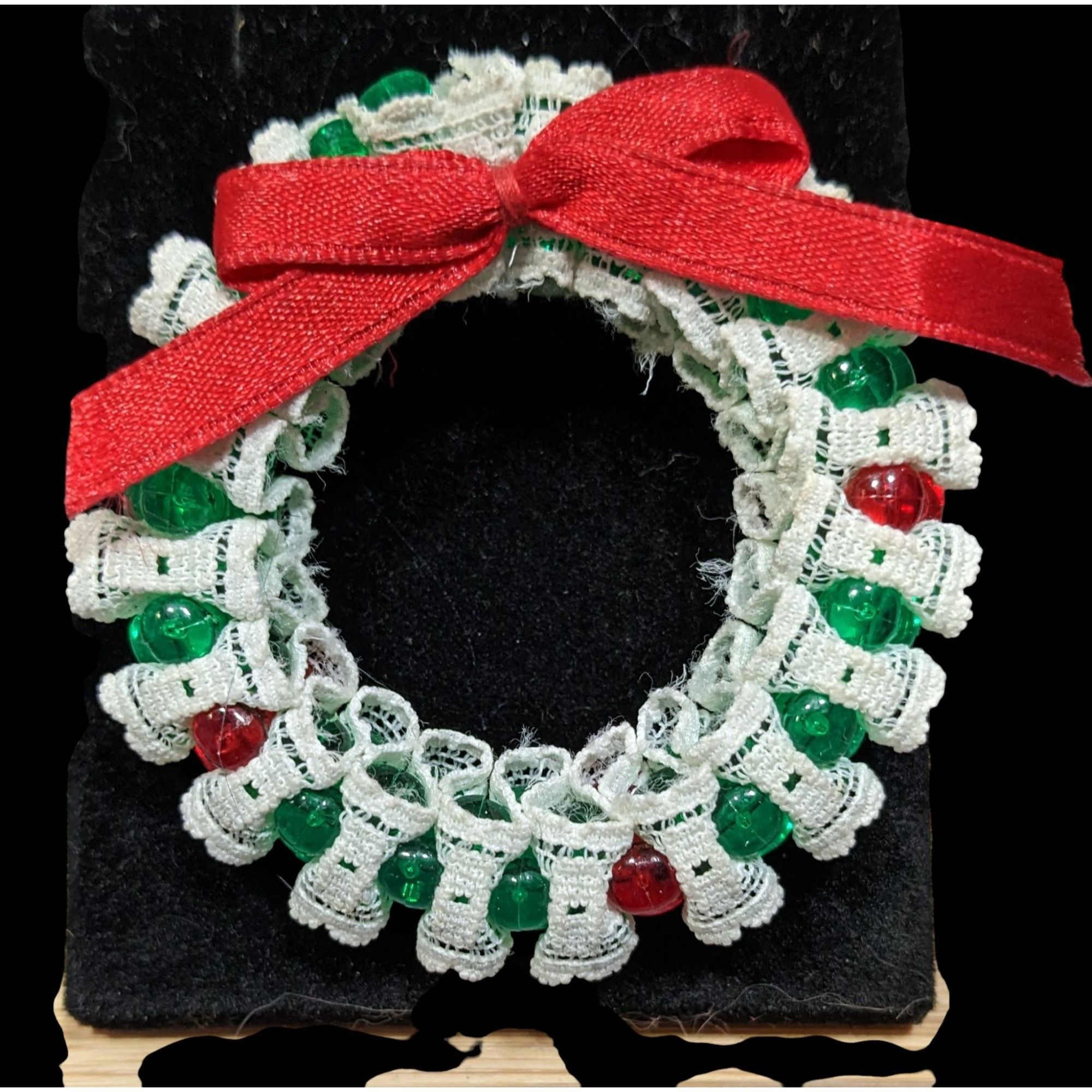 Handmade Vintage 90s Handmade Christmas Wreath Brooch Size ONE SIZE - 1 Thumbnail