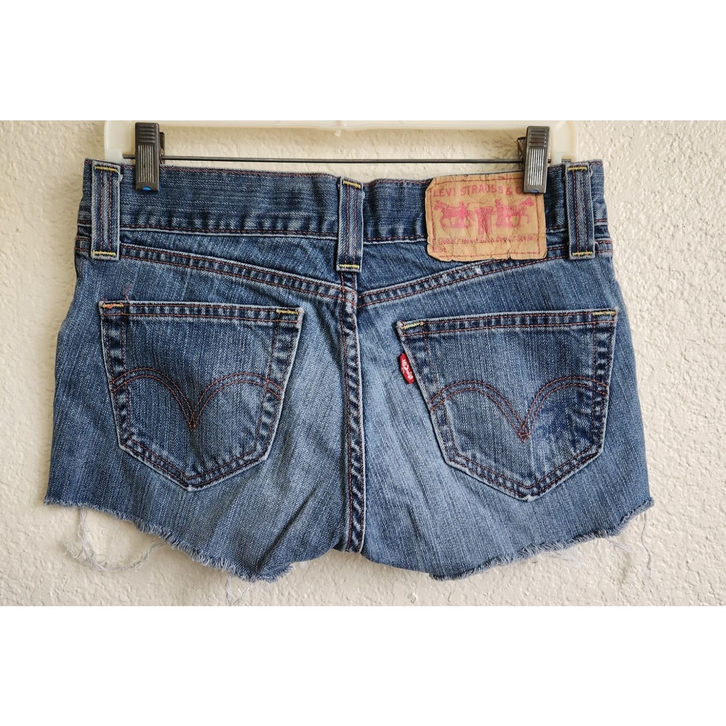 Levi's Levi's Blue Denim Cut Off Short Shorts 5 Distressed Hem Size 32" / US 10 / IT 46 - 2 Thumbnail