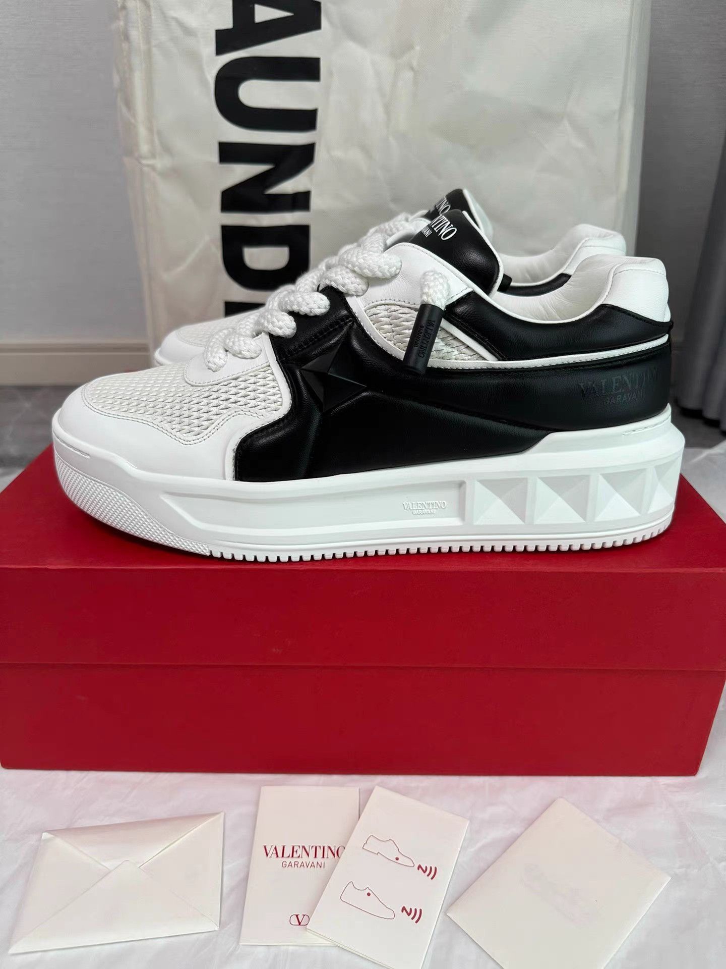 Valentino White Low-Top Sneakers Size 9 Size US 9 / EU 42 - 1 Thumbnail