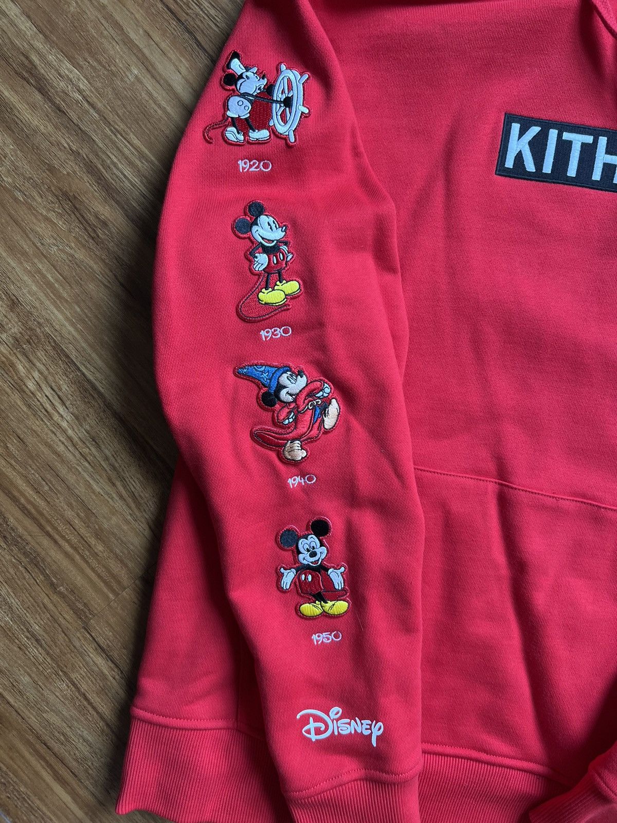 Disney × Kith KITH x Disney Red Sleeve Patches Hoodie FW19 NEW Size US S / EU 44-46 / 1 - 3 Thumbnail