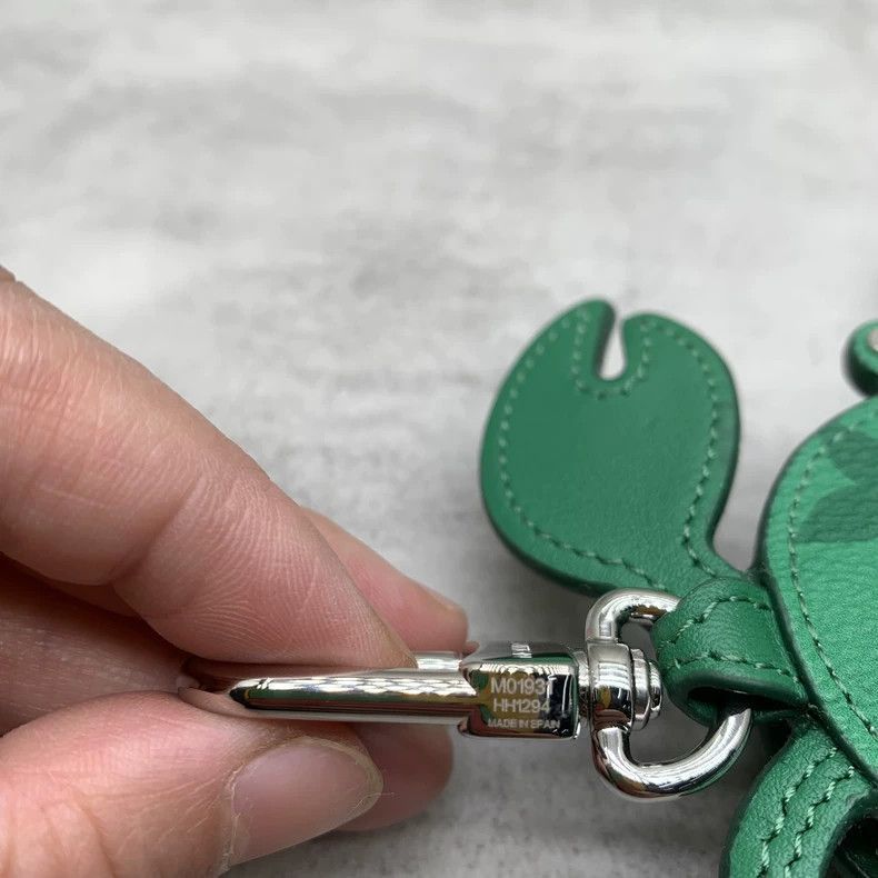 Louis Vuitton Louis Vuitton Louis Vuitton Green Crab Headphone Case-2506 Size ONE SIZE - 8 Thumbnail