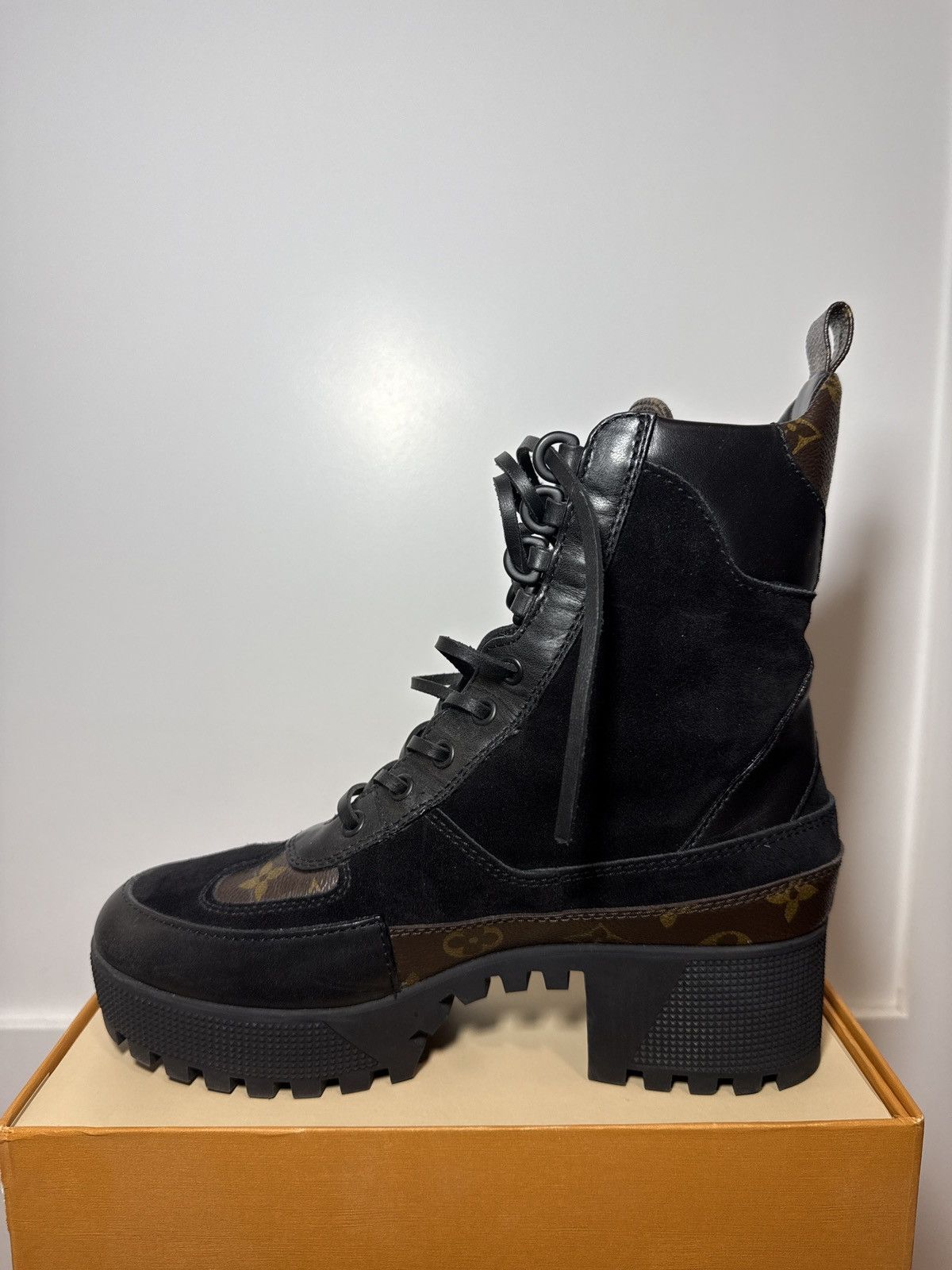 Louis Vuitton Wmns Laureate Platform Desert Boot 'Noir'