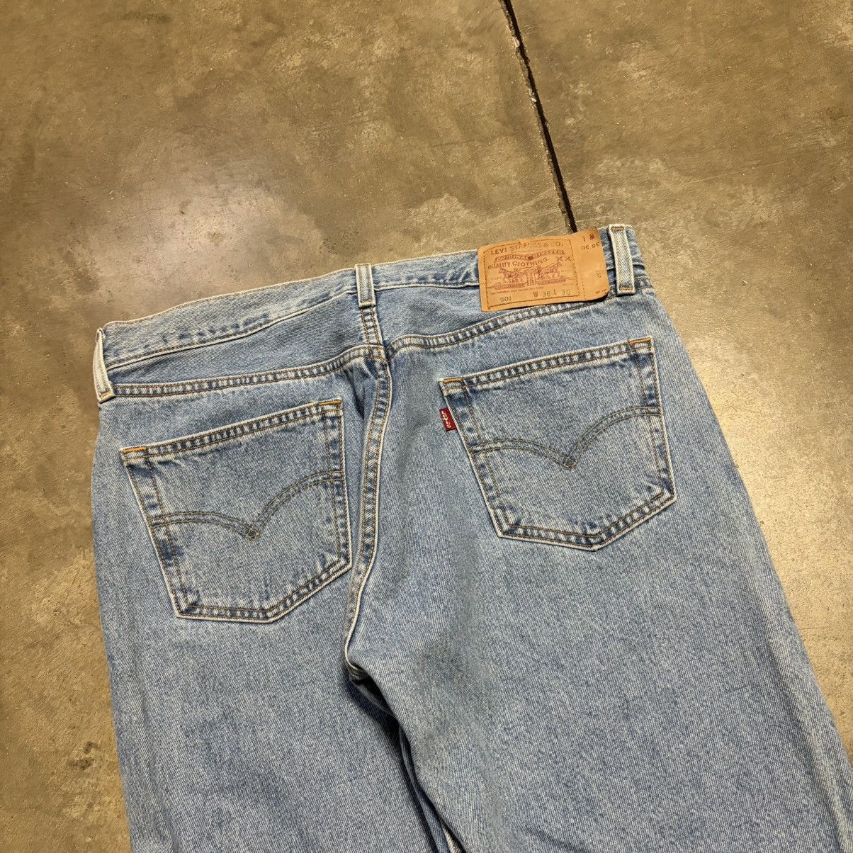 Levi's Vintage Levis 501 Denim Jeans Faded Washed Button Fly 90s Size US 34 / EU 50 - 10 Thumbnail