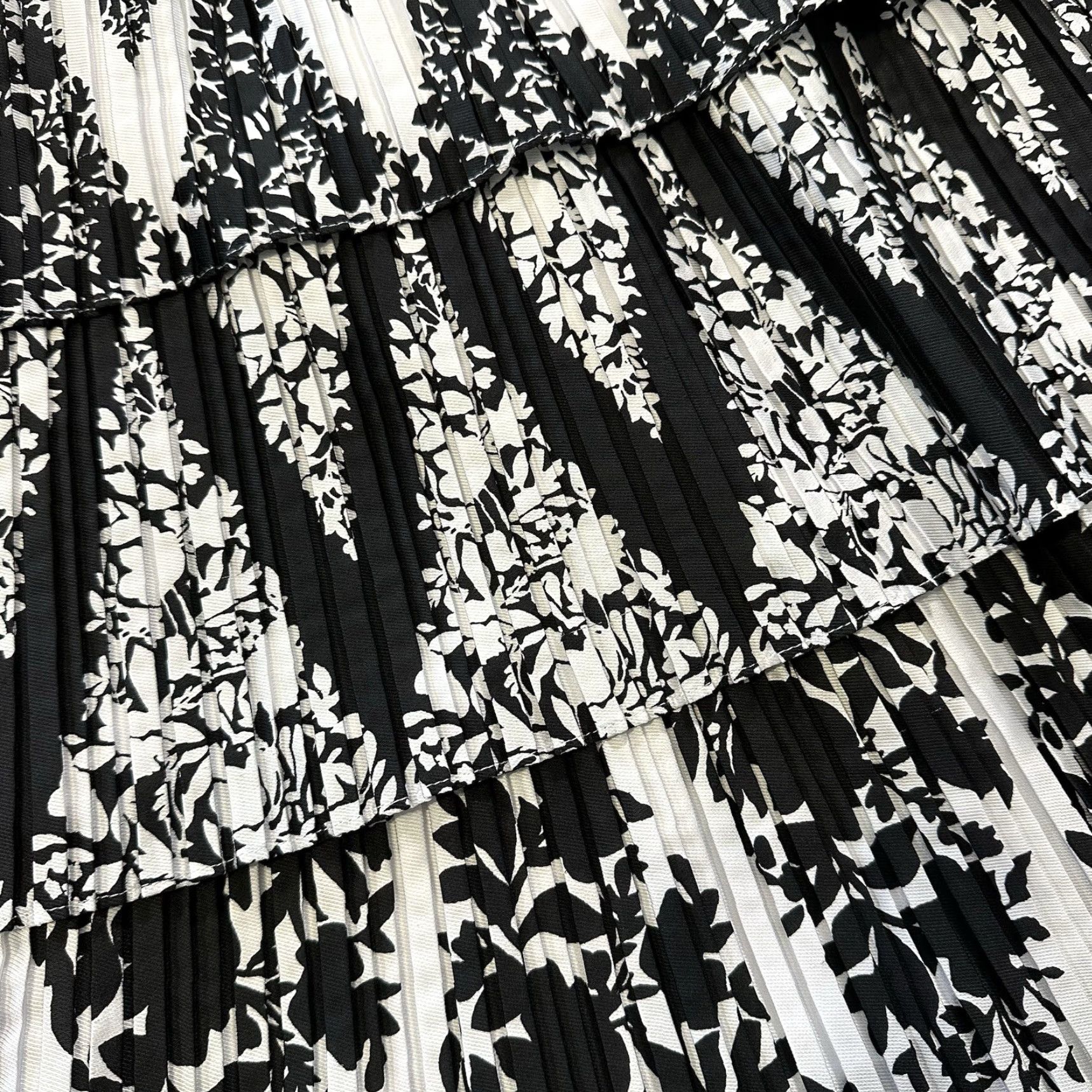 White House Black Market White House Black Market Skirt Womens S Midi Pleated Lined Black Size 28" / US 6 / IT 42 - 2 Thumbnail