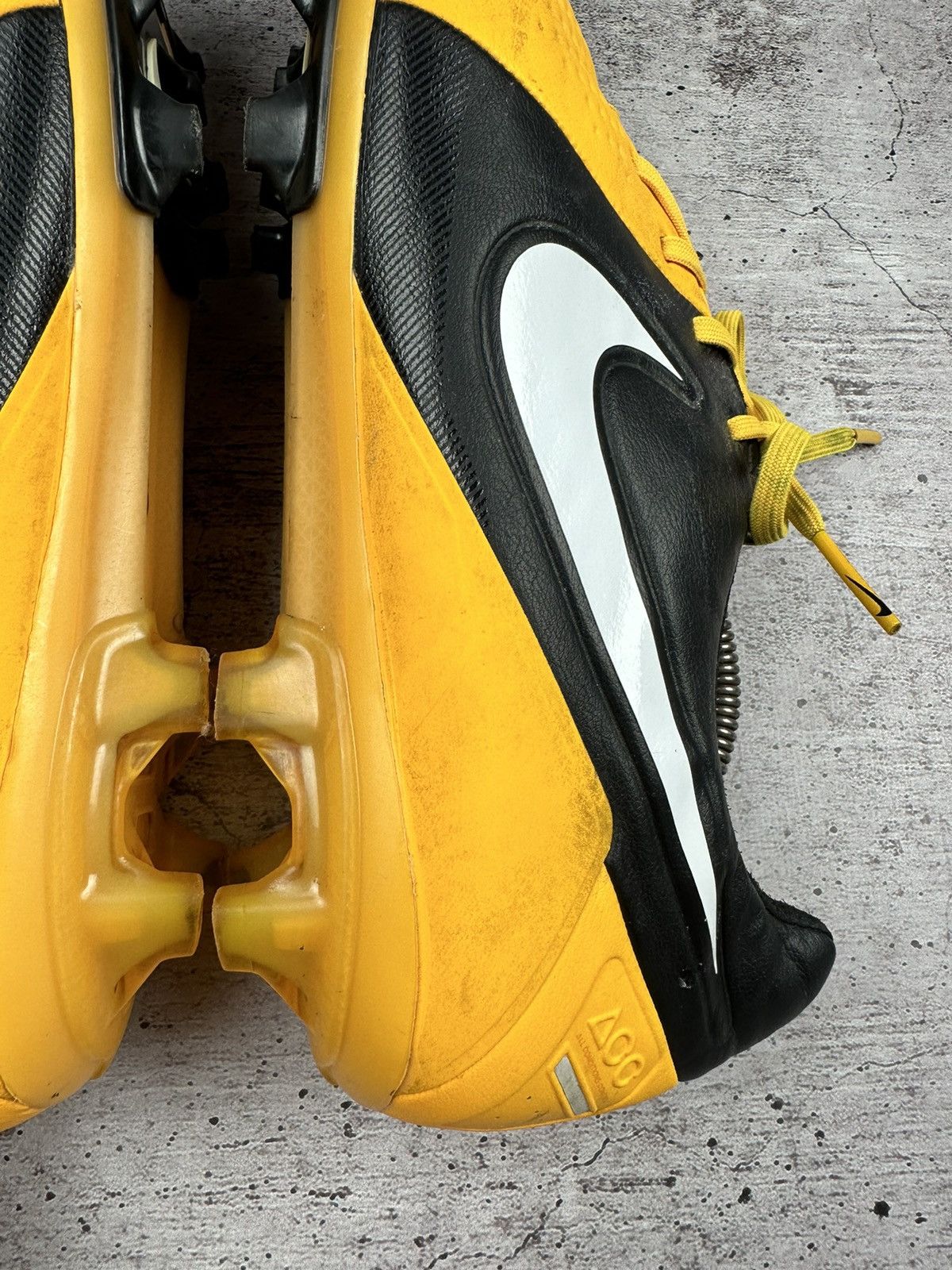 Nike 2012 Nike CTR 360 Maestro Vintage Soccer Boots Size US 13 / EU 46 - 15 Thumbnail