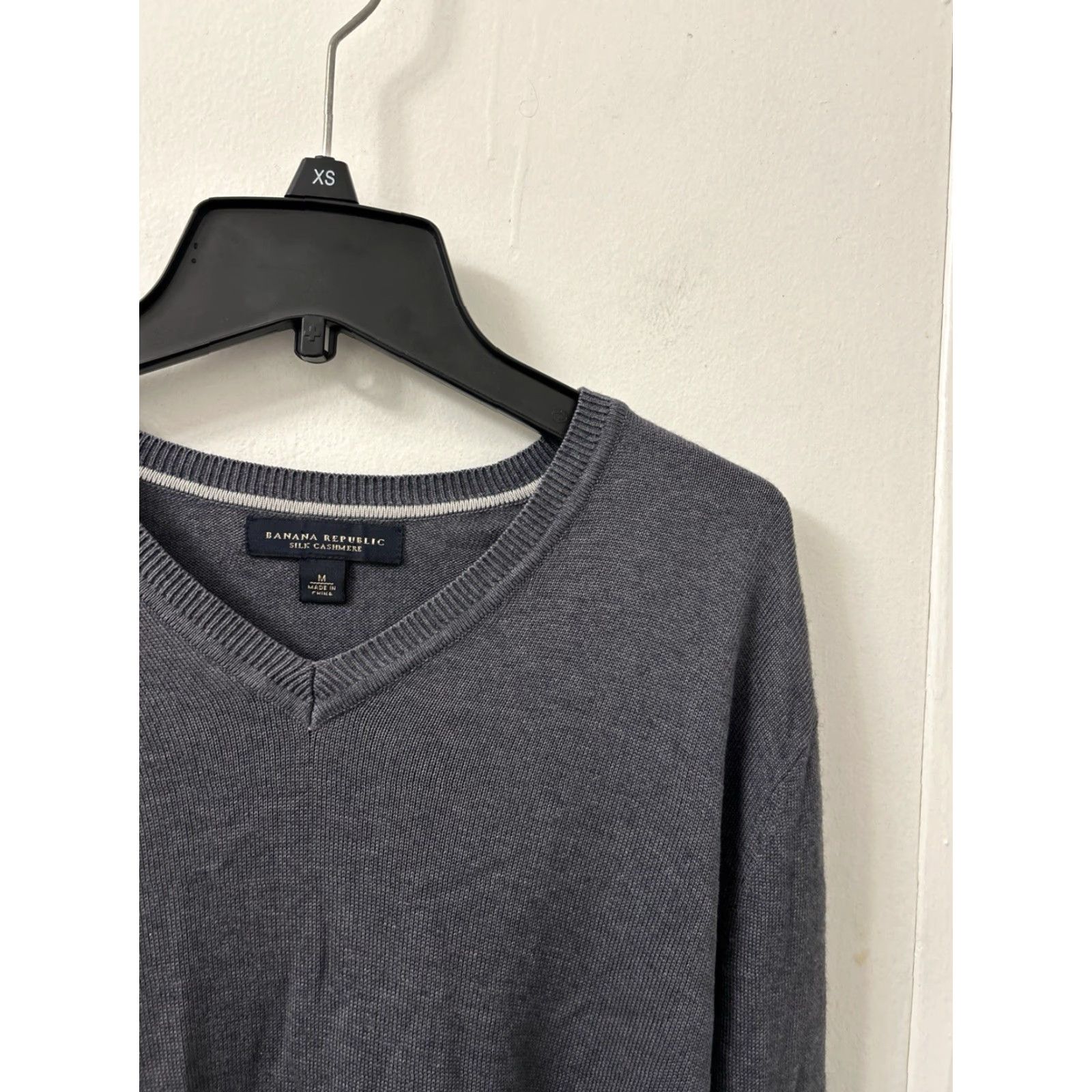 Banana Republic Banana Republic Sweater Mens Sz M Gray Silk Cashmere V Neck Pullover Sweatshirt Shirt Sweatshirt Size US M / EU 48-50 / 2 - 5 Thumbnail