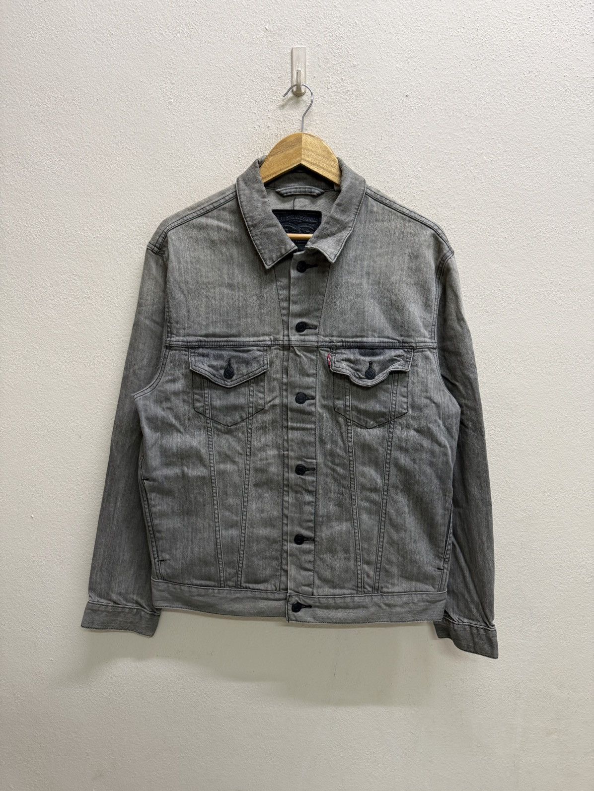 Levi's Levi’s Black Fade Denim Trucker Jacket Size US M / EU 48-50 / 2 - 21 Thumbnail