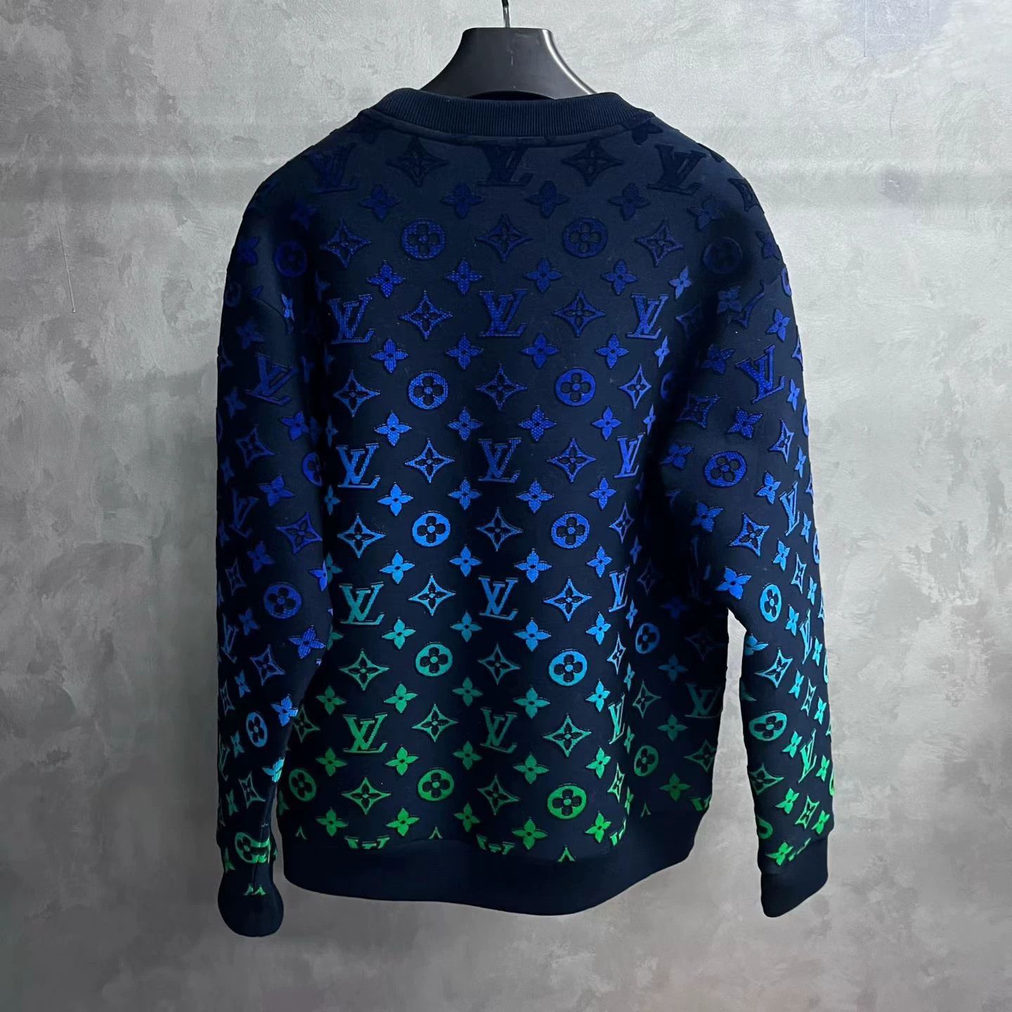 Louis Vuitton louis vuitton blue gradient long sleeve sweatshirt Size US L / EU 52-54 / 3 - 5 Thumbnail