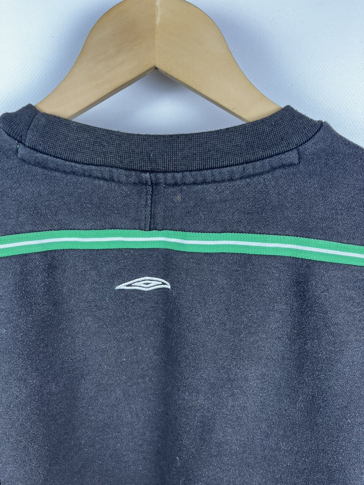 Umbro CELTIC 2004 FOOTBALL SOCCER SWEATSHIRT UMBRO sz M MEN BLACK Size US XL / EU 56 / 4 - 14 Thumbnail