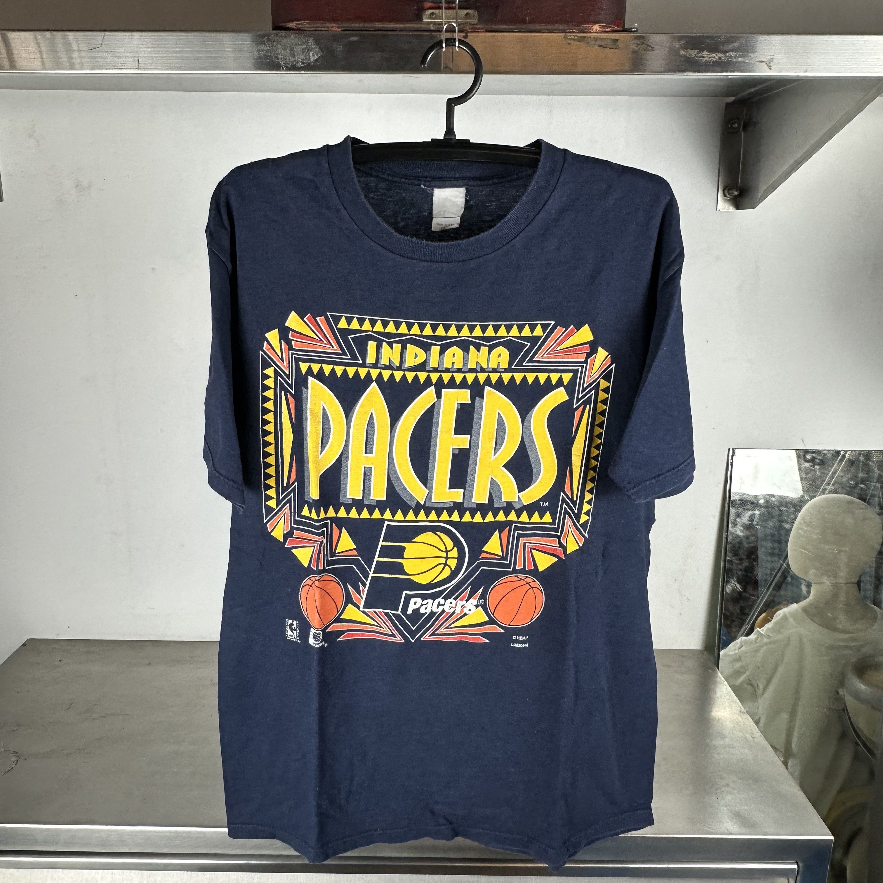 Vintage ​​​Vintage 90s Indiana Pacers Basketball NBA Graphic T-Shirt Size US XL / EU 56 / 4 - 1 Thumbnail