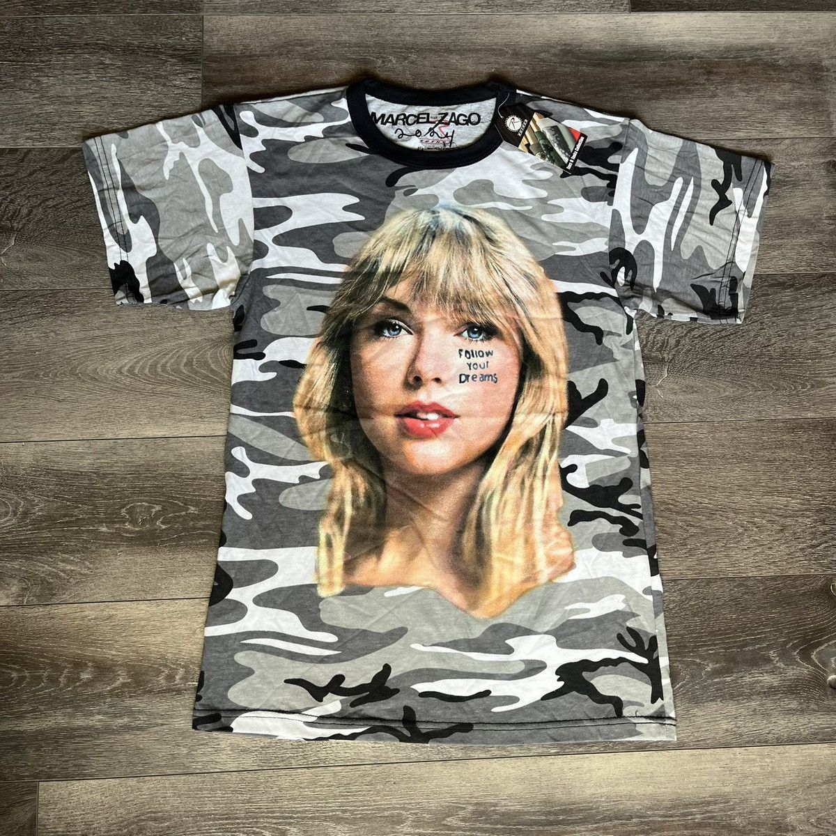 Asspizza × Marcel Zago Marcel Zago Asspizza Camo Gospel Taylor Swift Logo Tee Shirt Size US M / EU 48-50 / 2 - 1 Thumbnail