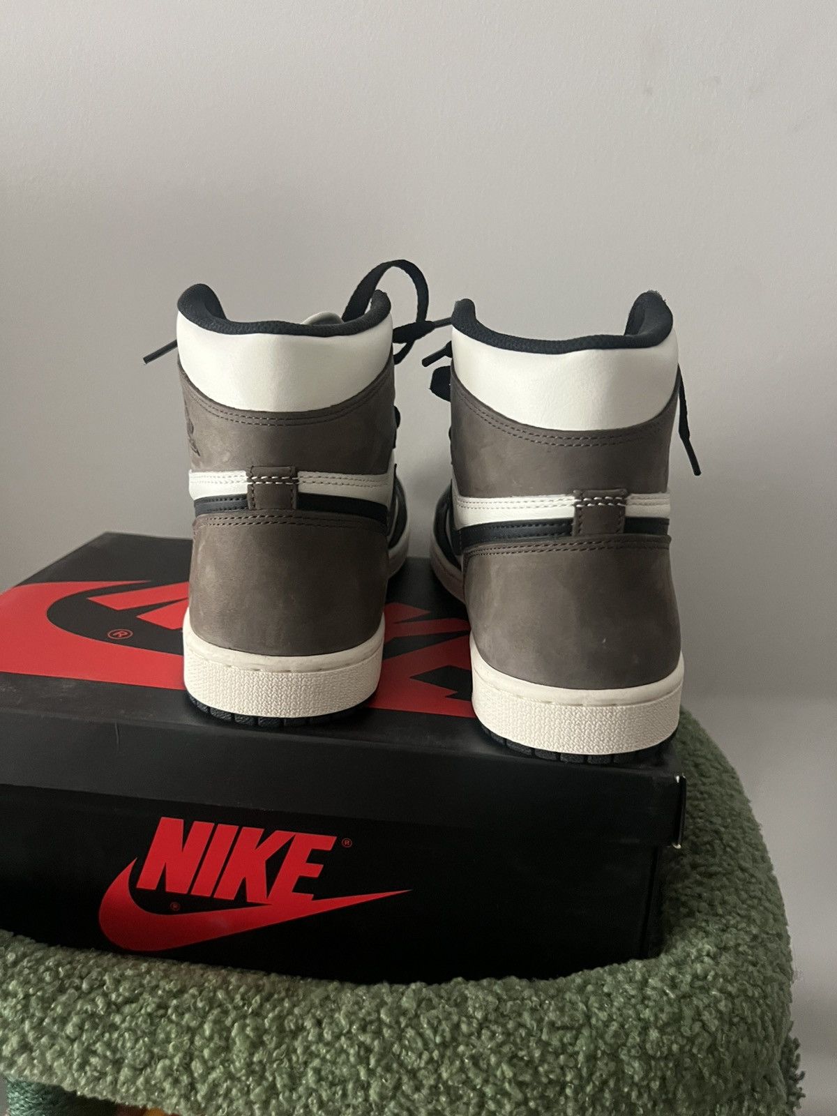 Nike Jordan 1 Dark Mocha 9.5 Size US 9.5 / EU 42-43 - 4 Thumbnail