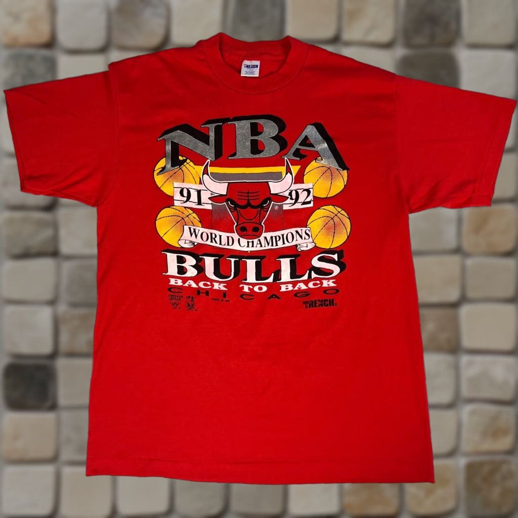 NBA VINTAGE Chicago Bulls 1992 Back To Back NBA Champions T-Shirt Mens Size L Red 90s Graphic Print Made in USA Trench Size US L / EU 52-54 / 3 - 1 Thumbnail