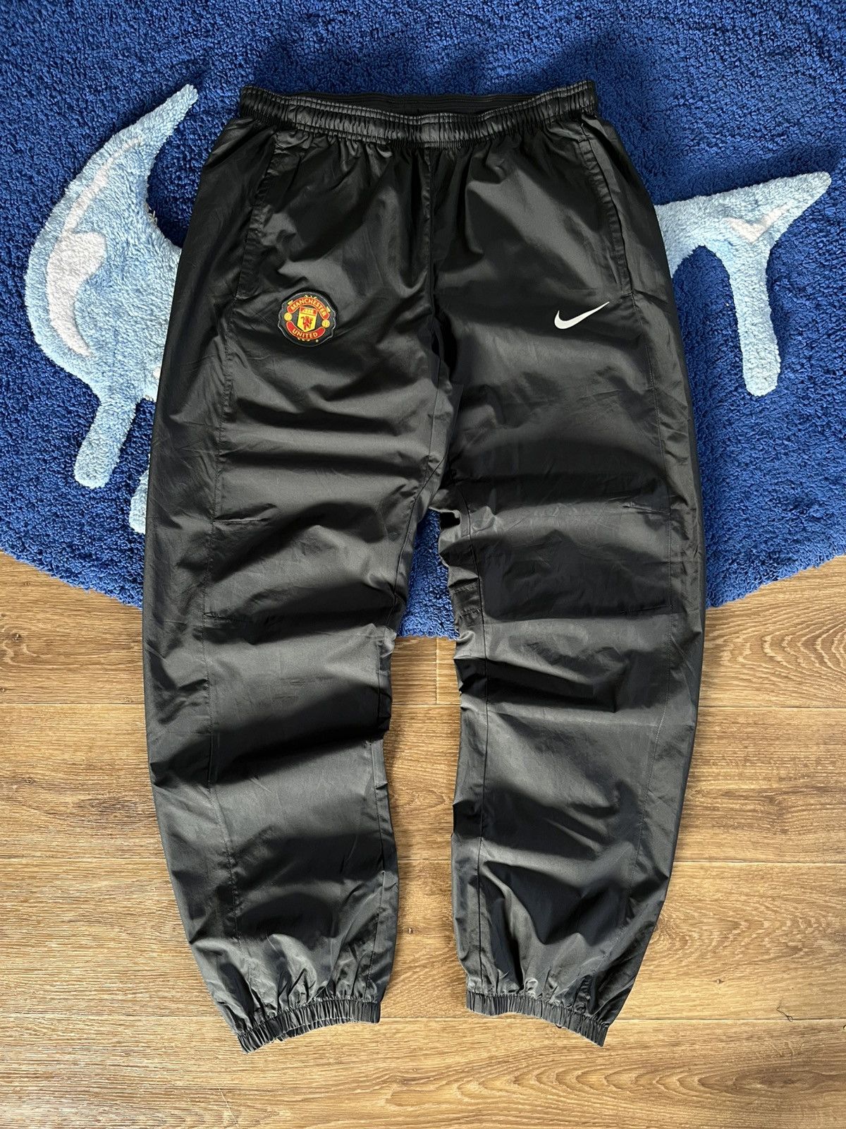 Nike 2000s Nike Manchester United Track Pants Vintage Drill Nylon Size US 34 / EU 50 - 1 Thumbnail