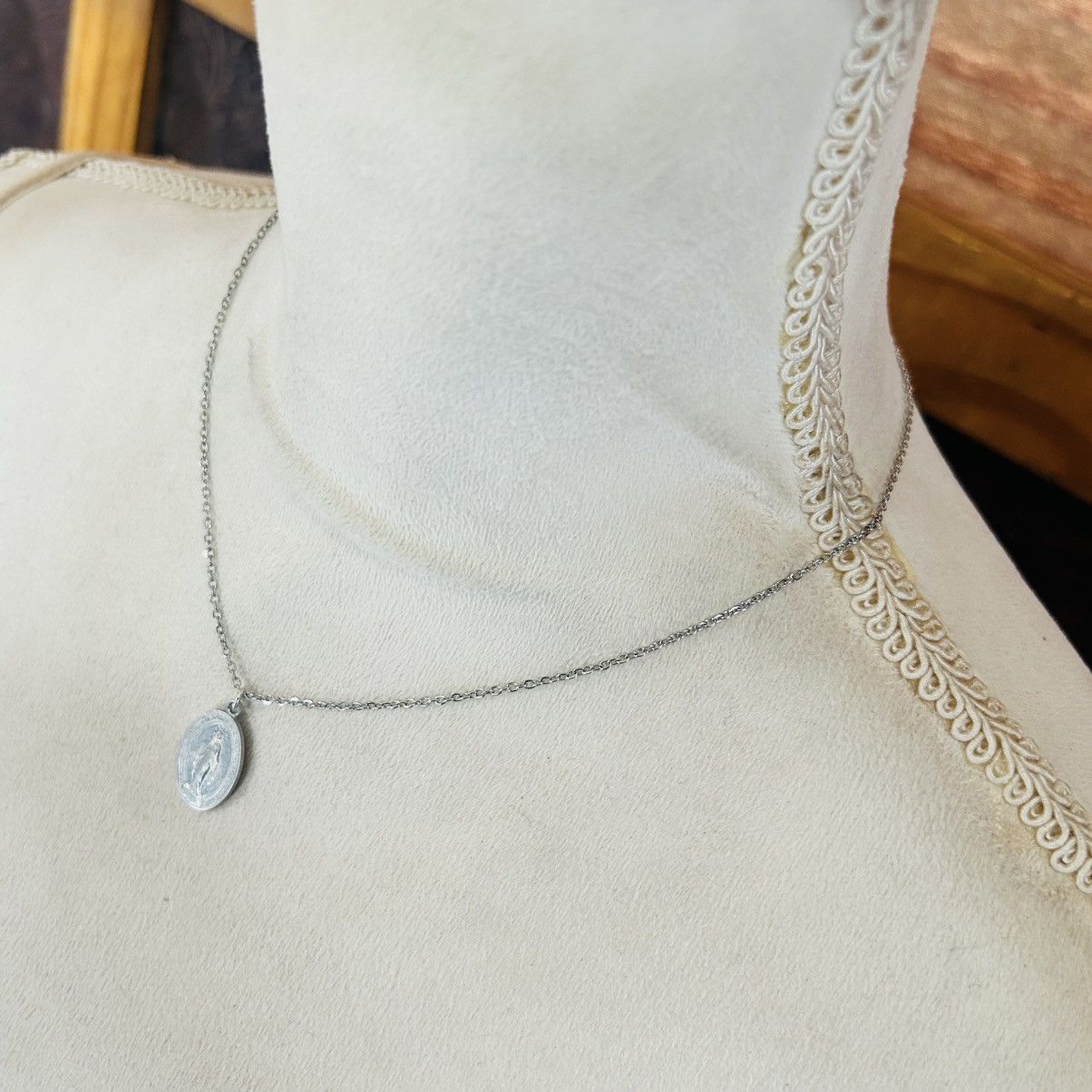 Vintage Vintage Saint Mary Miraculous pendant on chain necklace Size ONE SIZE - 3 Thumbnail