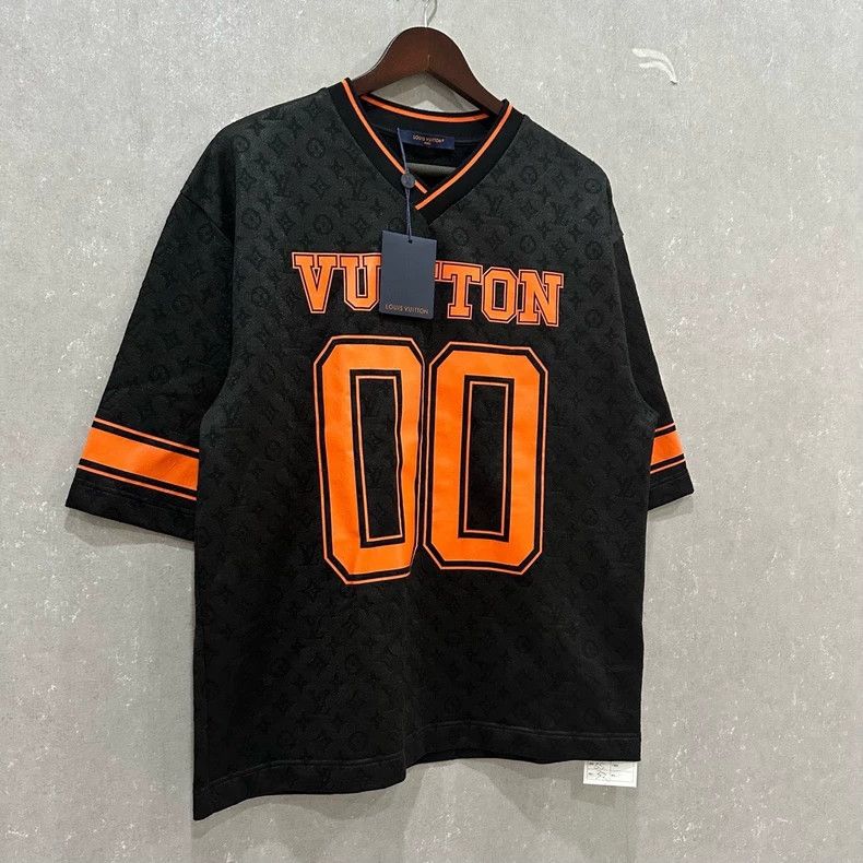 Louis Vuitton Louis Vuitton Black full print dark V-neck short sleeves Size US L / EU 52-54 / 3 - 3 Thumbnail