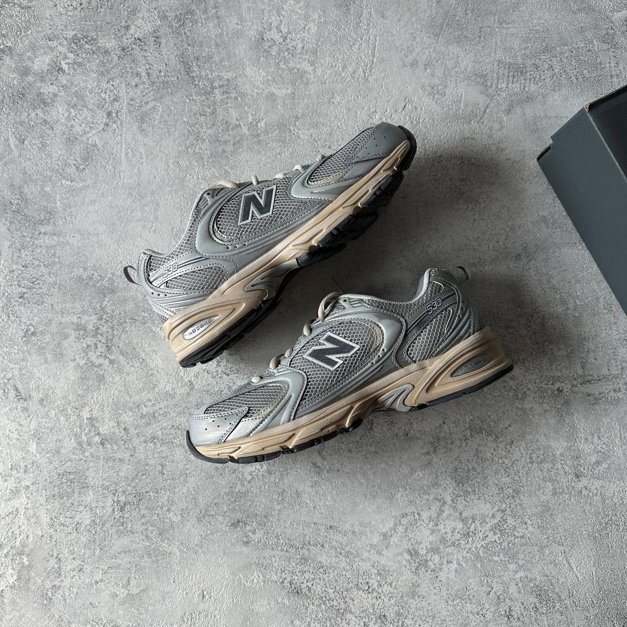 New Balance New Balance 530 Silver Metallic Moonbeam Size 42.5 MR530VS Size US 9 / EU 42 - 1 Thumbnail