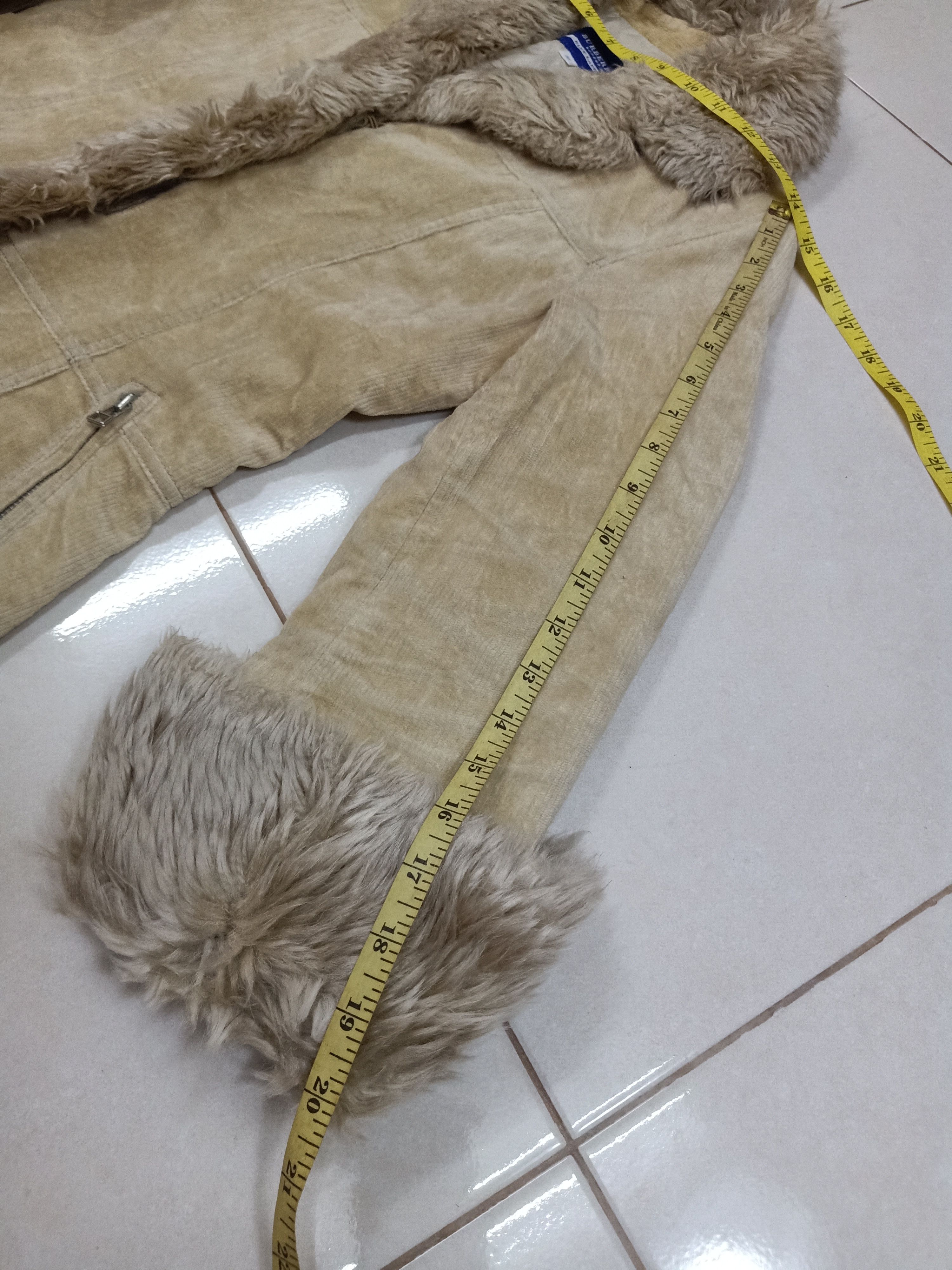 Burberry BURBERRY Blue Label Fur Beige Winter Wear Jacket Parka Size XS / US 0-2 / IT 36-38 - 17 Thumbnail