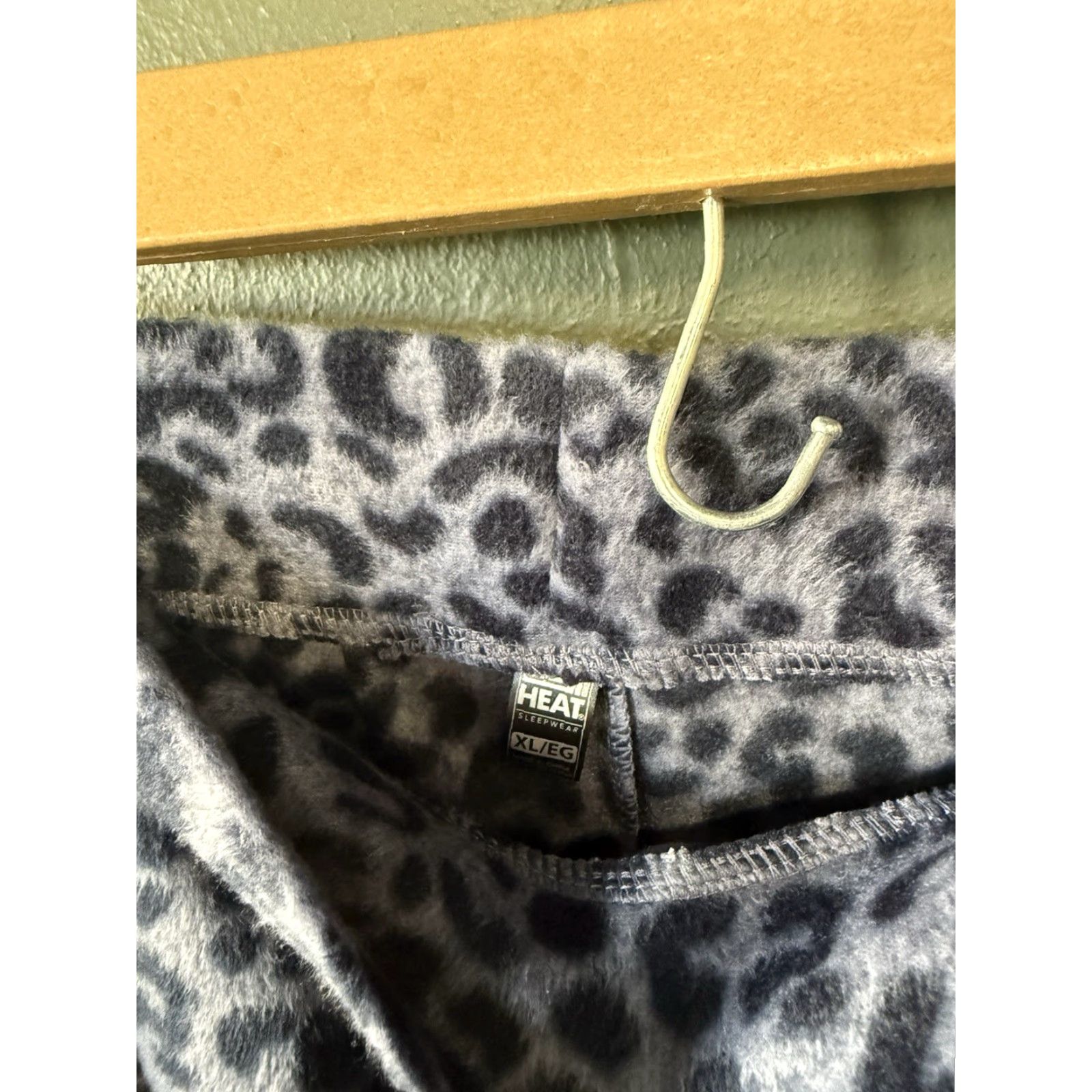 Vintage **32 Degrees Womens Gray Leopard Print Fleece Sweatpants XL** User: **32 Degrees Womens Gray Leopard Print Fleece Sweatpants Size XL NWT** Size 40" / US 18 - 3 Thumbnail