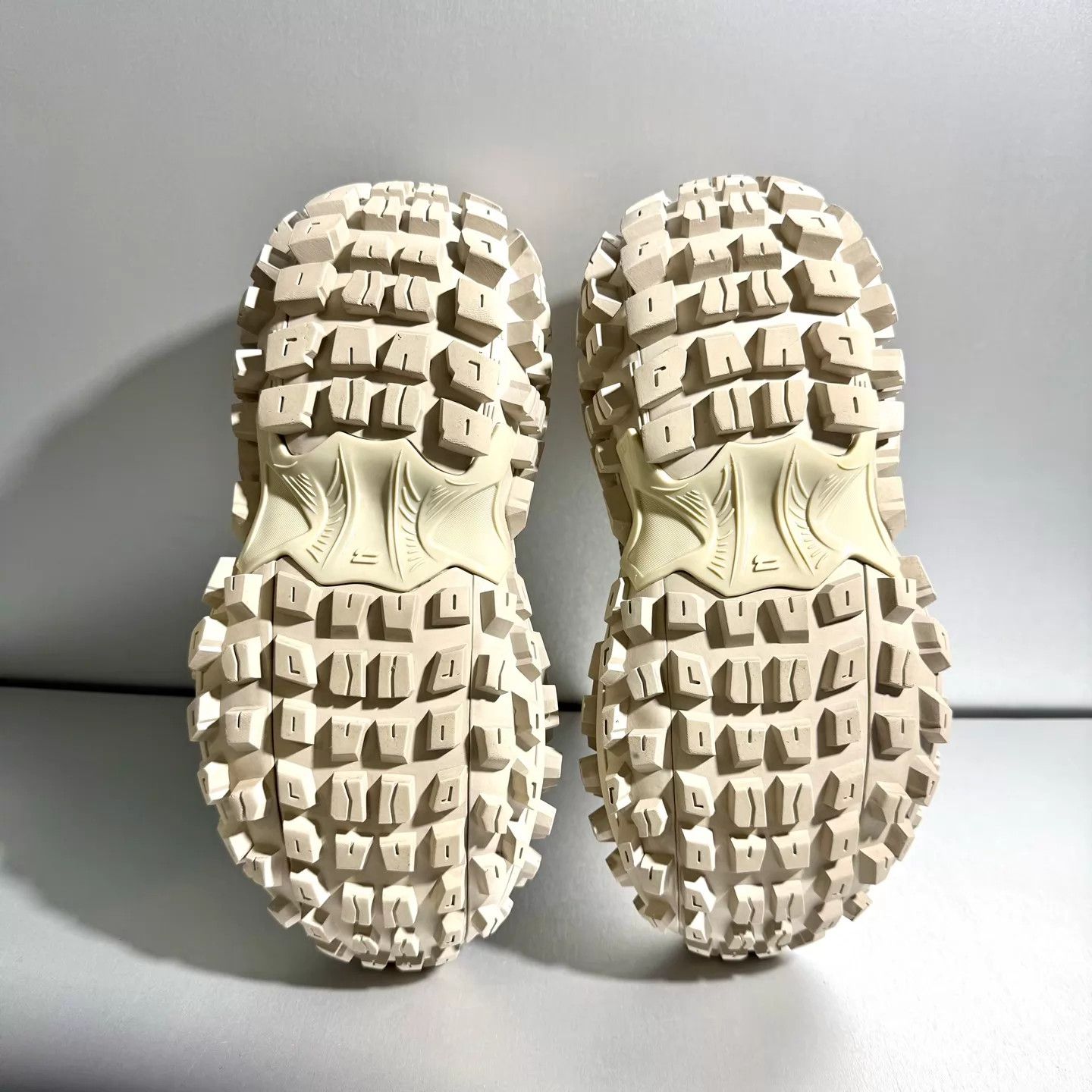 Balenciaga Balenciaga Bouncer Defender dad sneaker light brown 40 Size US 7 / EU 40 - 6 Thumbnail