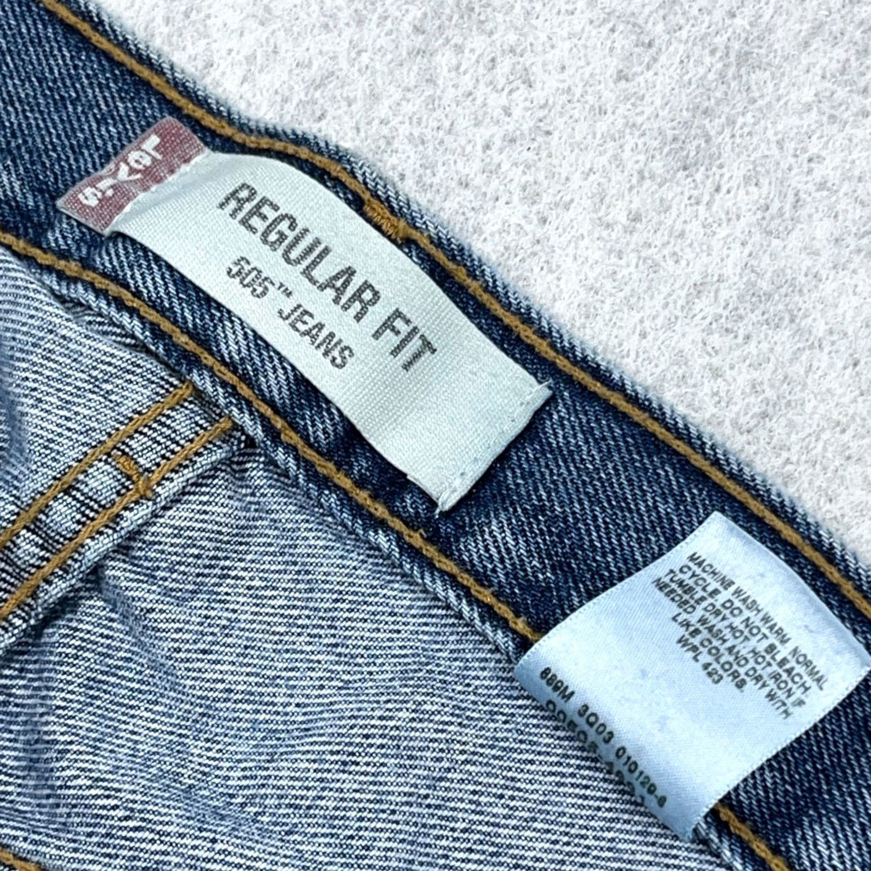 Levi's VINTAGE Levi's 505 Jeans Men 36x32 Straight Regular Medium Wash Blue Denim jeans 5-Pocket Mens 90s 2000s Size US 36 / EU 52 - 4 Thumbnail