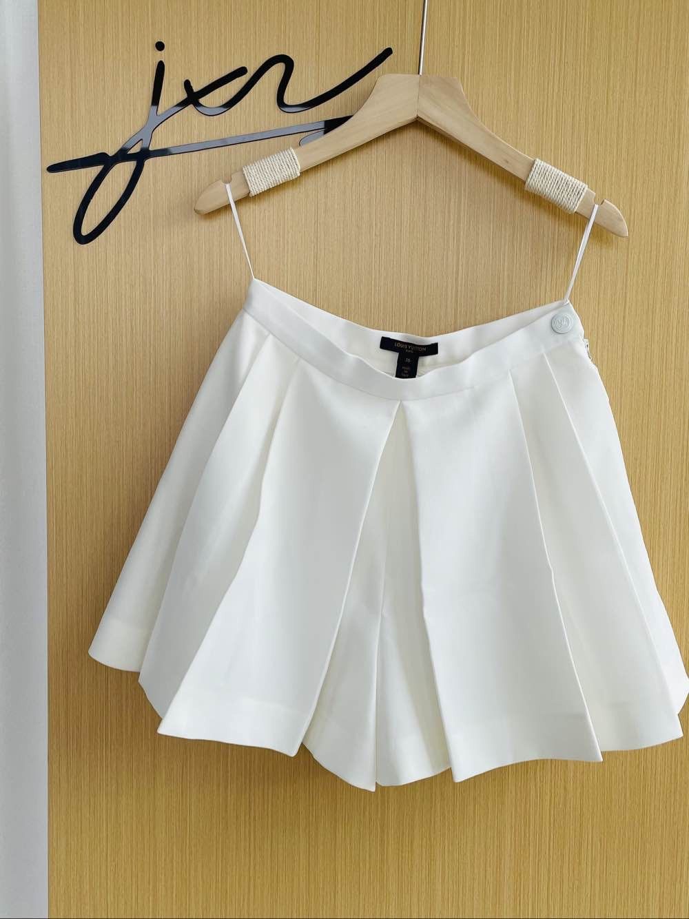 Louis Vuitton Louis Vuitton White Pleated Mini Skirt Size 36 Size 26" / US 2 / IT 38 - 1 Thumbnail