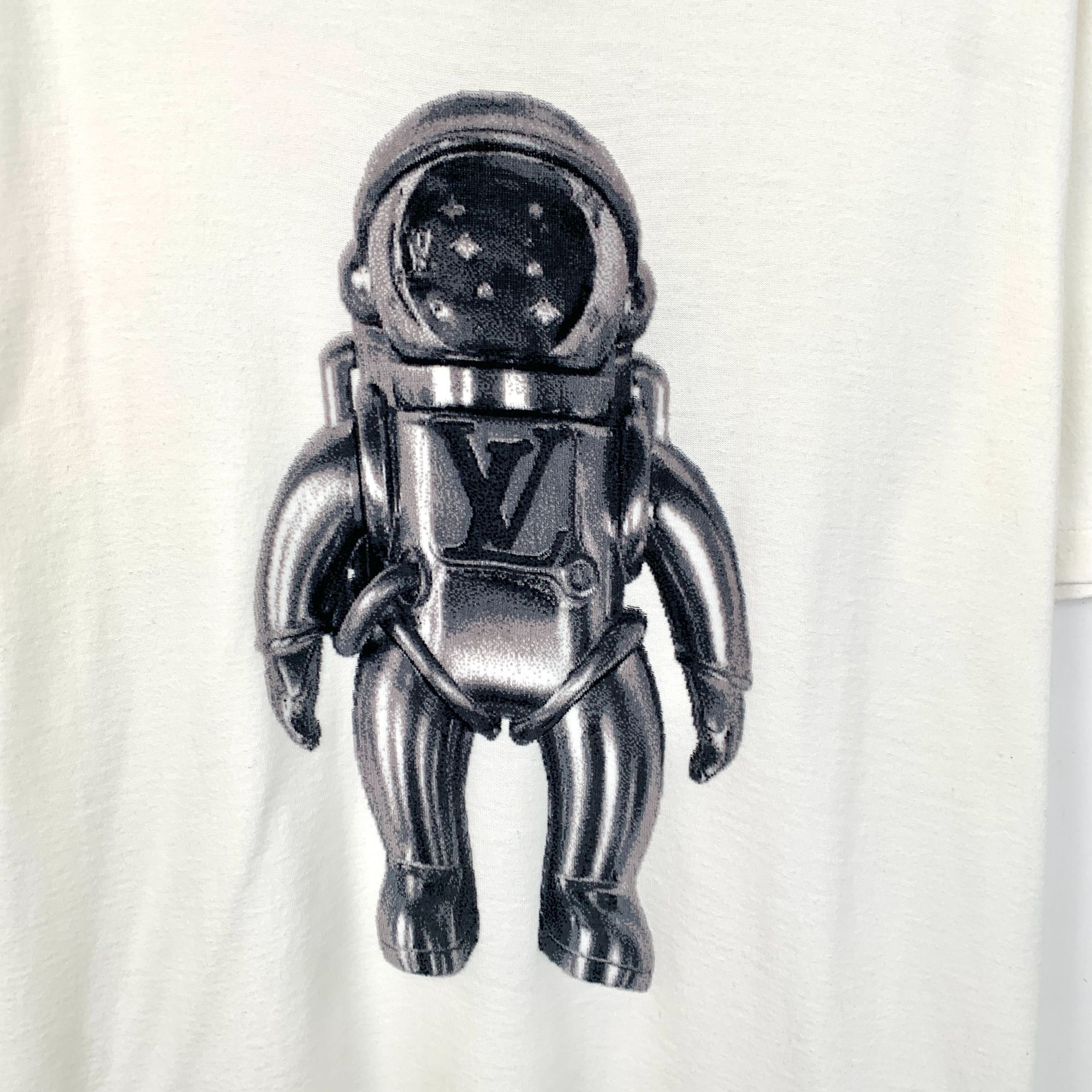 Louis Vuitton Louis Vuitton White Astronaut Graphic T-Shirt Mens L Cotton Size US L / EU 52-54 / 3 - 4 Thumbnail