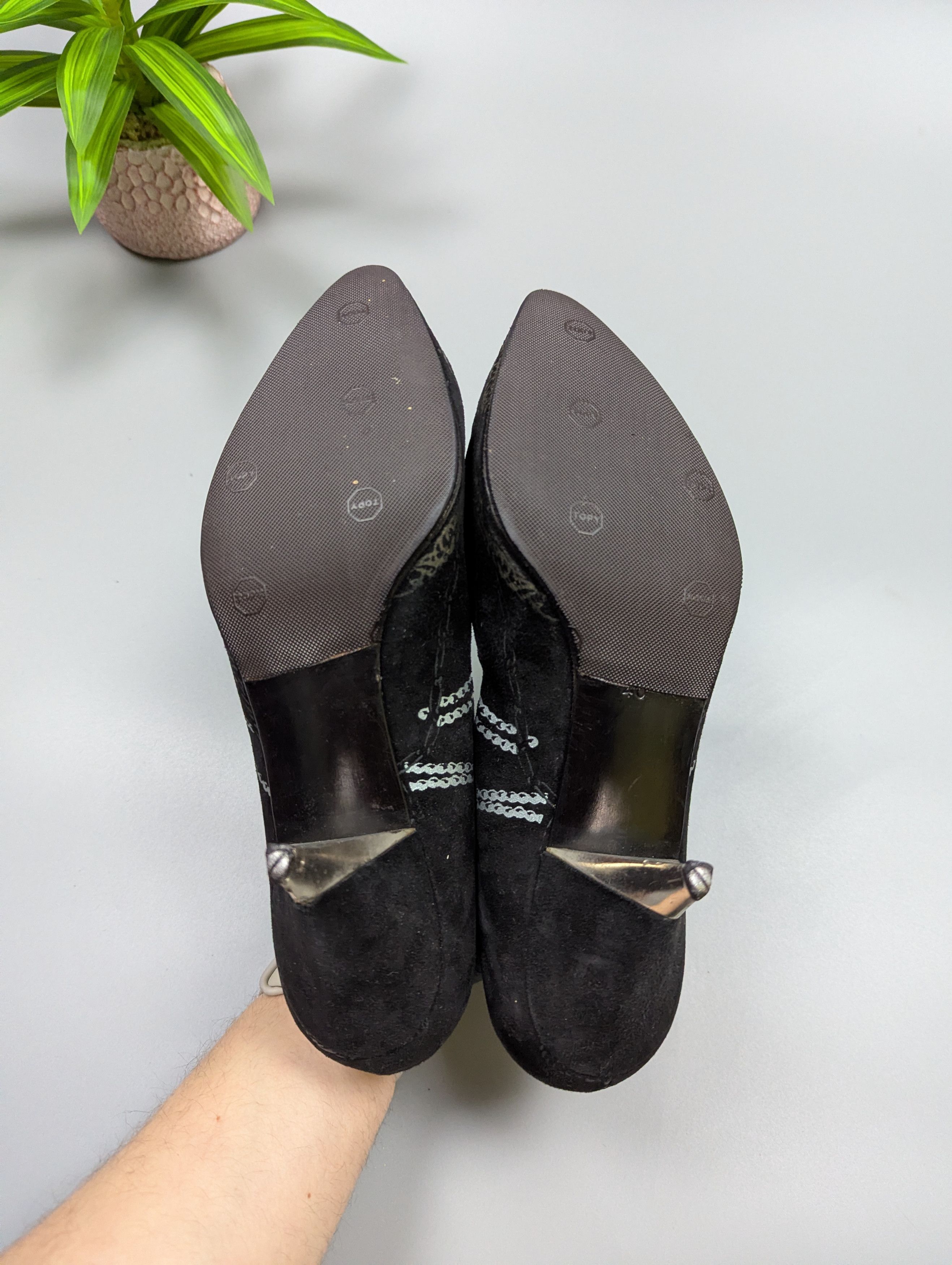 Casadei Casadei Vintage Black Suede Pumps Chain Pattern Metal Heel Size US 9 / IT 39 - 7 Thumbnail