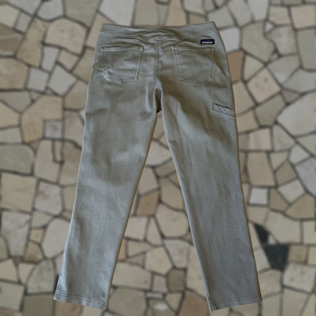 Patagonia Patagonia Rock Pants Gray Women’s 12 Chino Athletic Tapered Inseam 28.5 in Front Flat Rise 9.5 Zip Button Casual Travel Workwear Logo Size 34" / US 12 / IT 48 - 1 Thumbnail