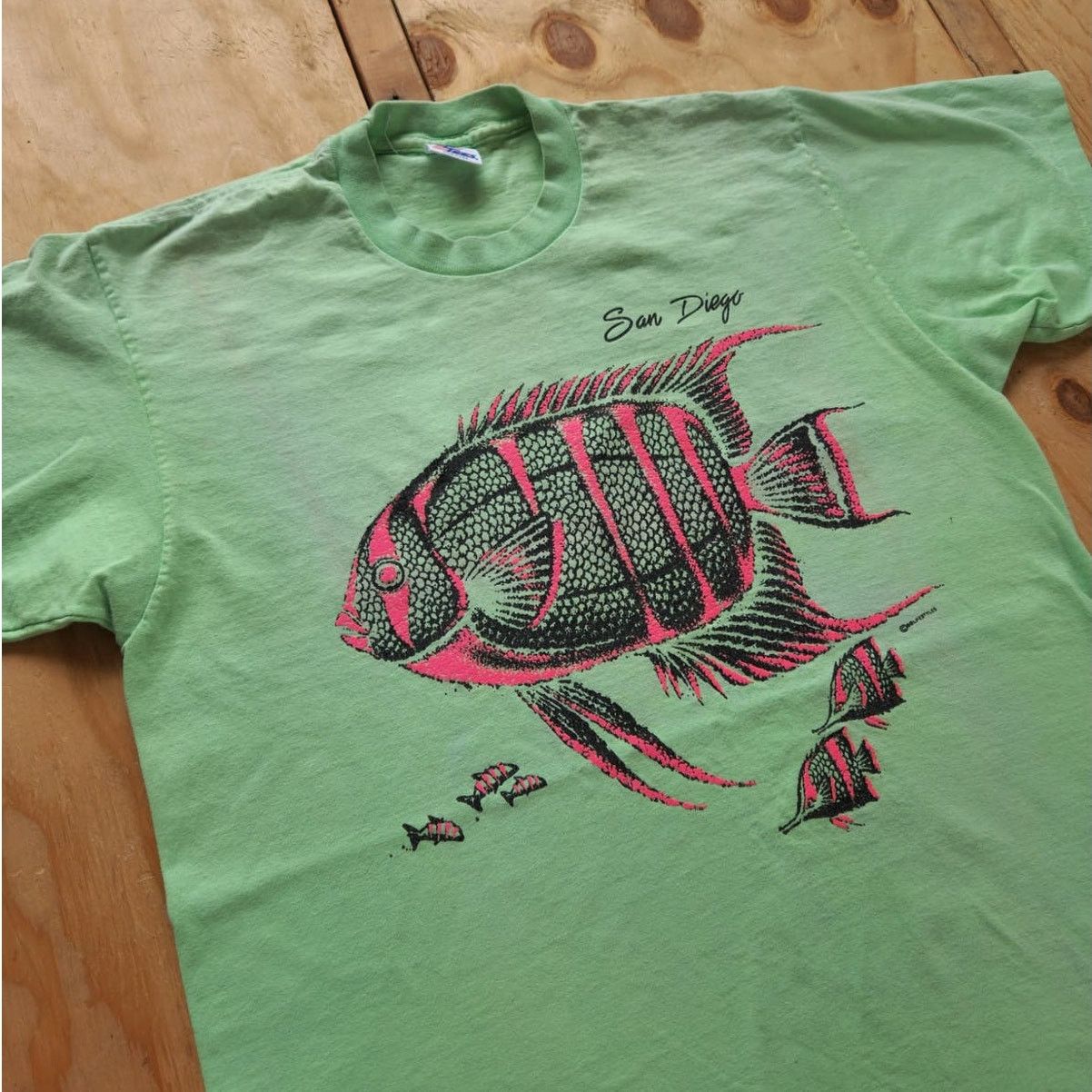 Vintage Vintage San Diego Fish Art Neon Single Stitch Shirt Faded XL Size US XL / EU 56 / 4 - 3 Thumbnail