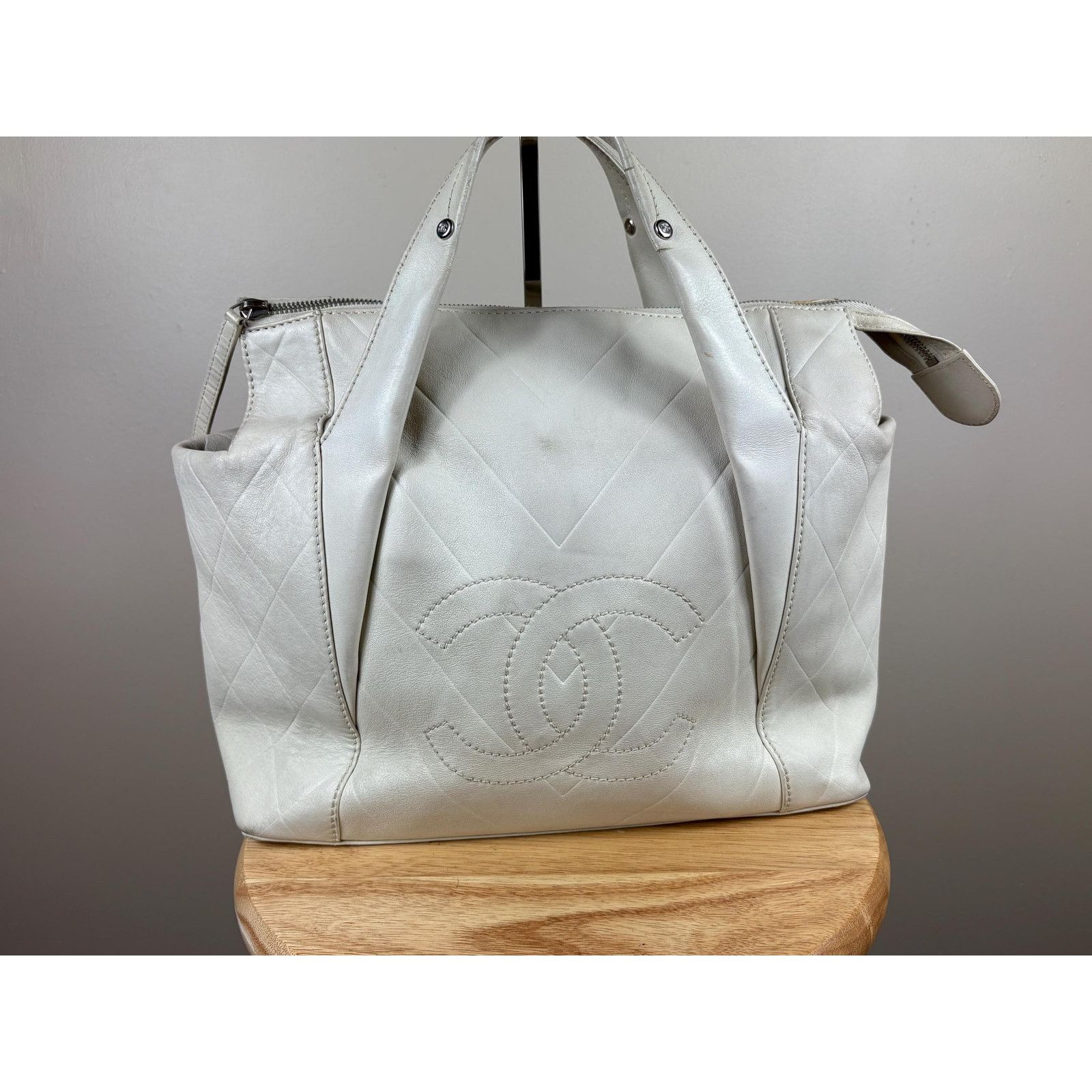 Chanel Authentic Chanel Vintage White All Day Top Handle Bag Size ONE SIZE - 1 Thumbnail