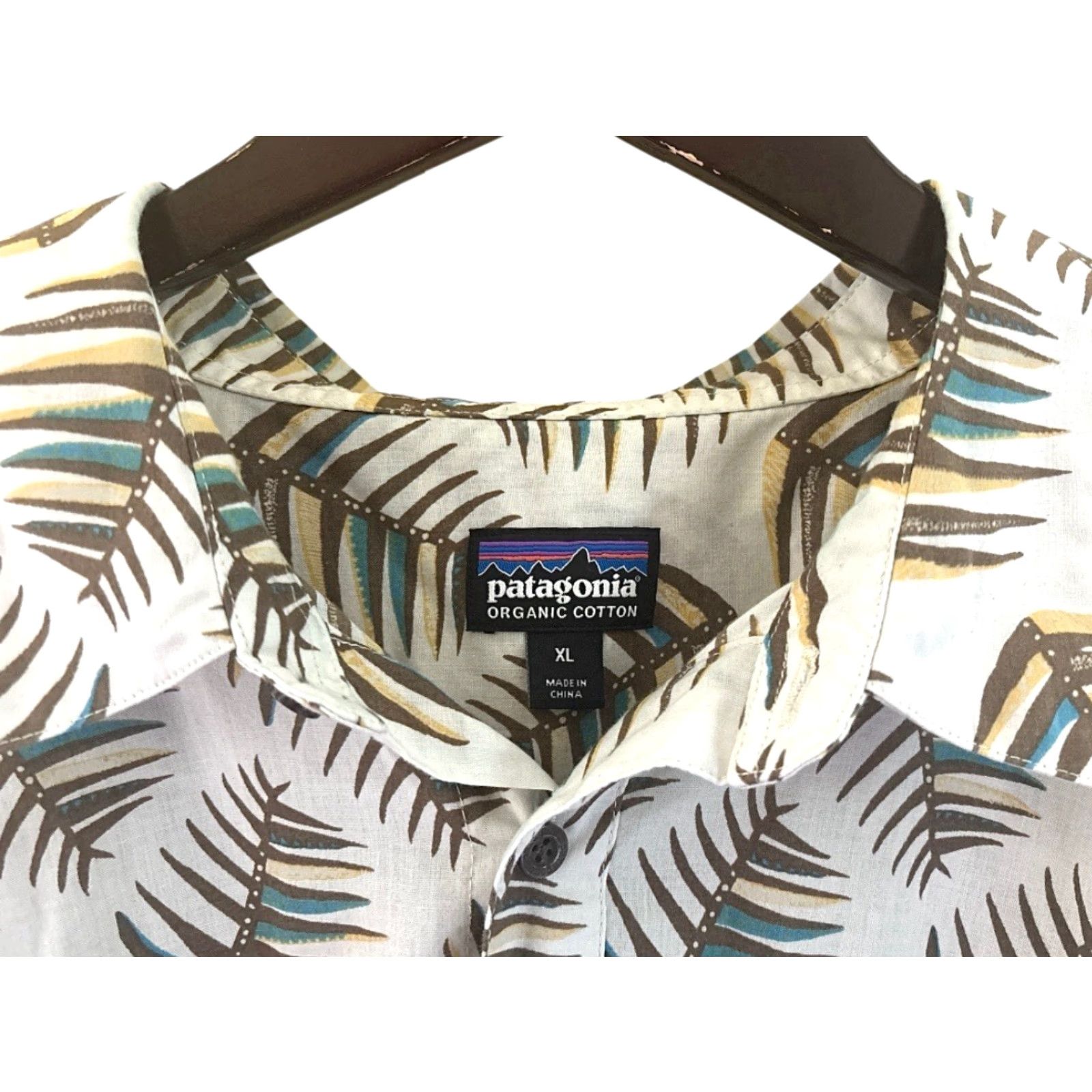 Patagonia Patagonia Go To Shirt Short Sleeve Button-Up Mens XL White Lightweight Woven Palm Leaf Print 31" Long 25" Across Chest Pocket EUC Size US XL / EU 56 / 4 - 5 Thumbnail