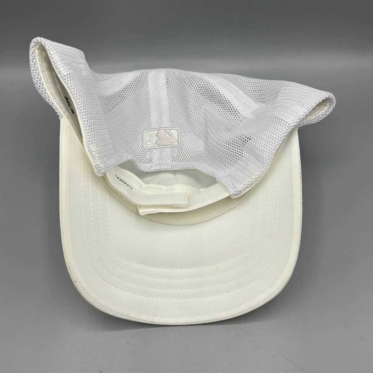 MLB New York Yankees Trucker Hat Women Embroidered MLB Snap Back Size ONE SIZE - 3 Thumbnail
