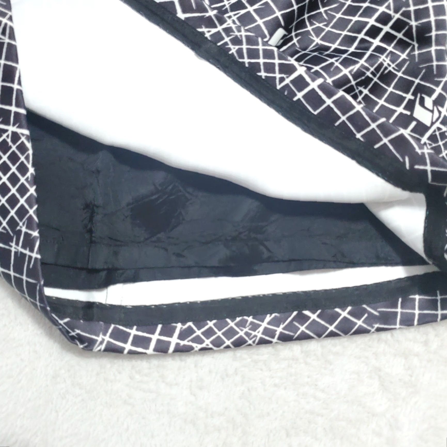 Bcbgmaxazria BCBGMAXAZRIA Skirt Women 8 Black White Geo Print Microfiber Side Zip Mini Lined Size 30" / US 8 / IT 44 - 5 Thumbnail
