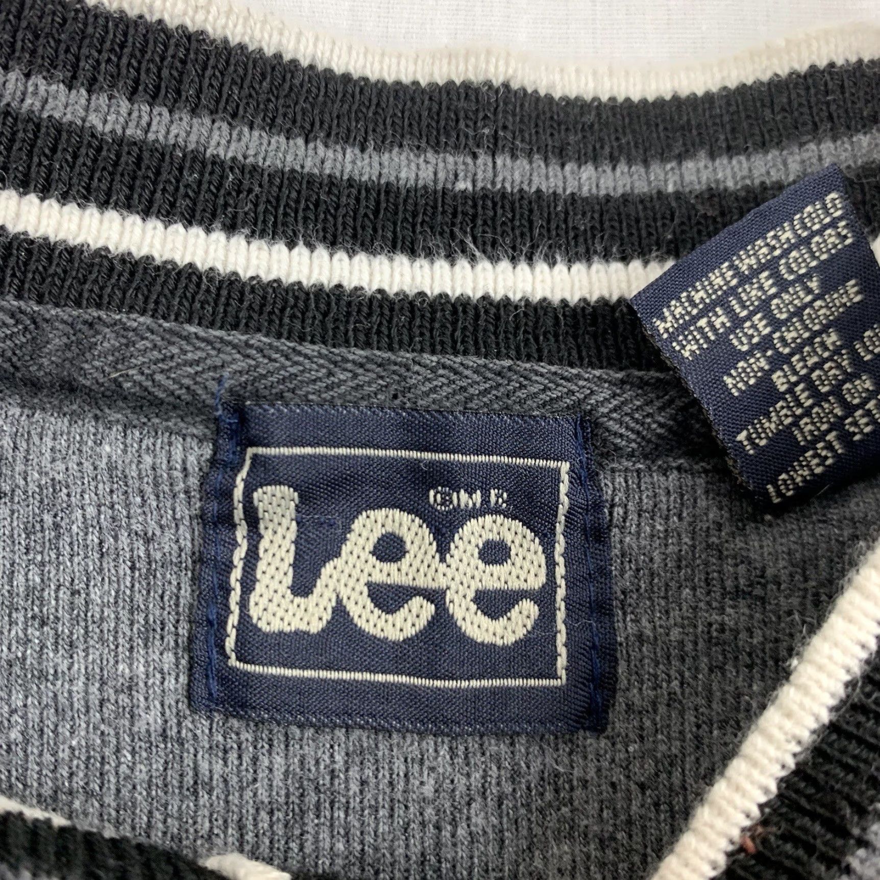 Lee VINTAGE Lee Grunge T-Shirt Adult Large Gray V-Neck 2000s Skater Mens Size US L / EU 52-54 / 3 - 4 Thumbnail